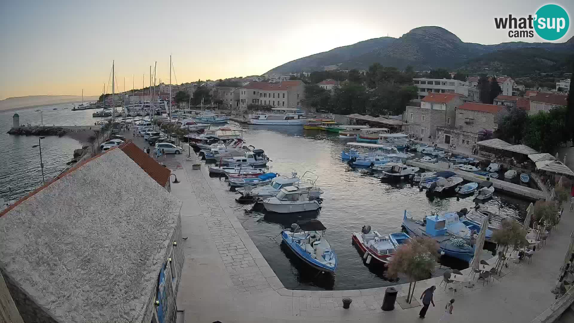 Web kamera Bol Riva – Pogled uživo na luku i marinu