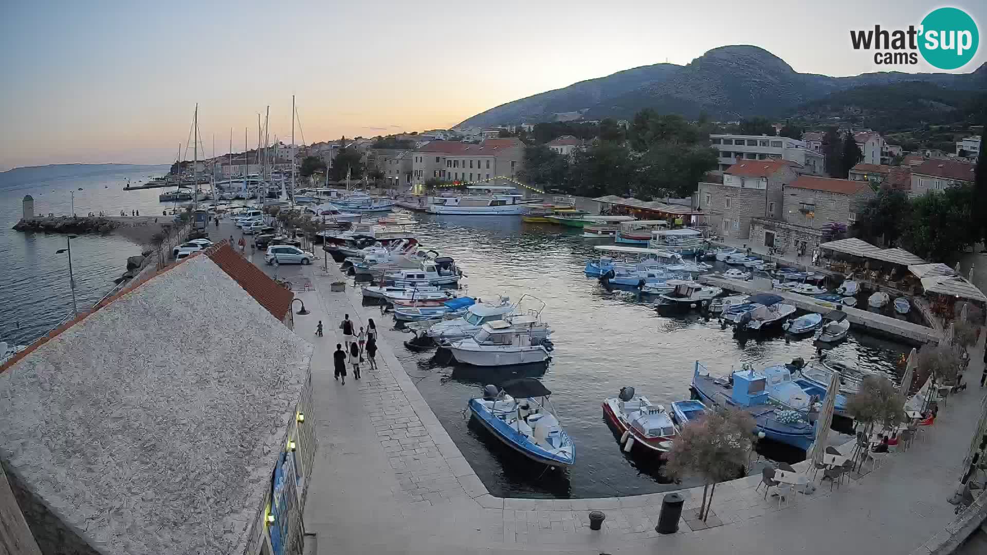Web kamera Bol Riva – Pogled uživo na luku i marinu