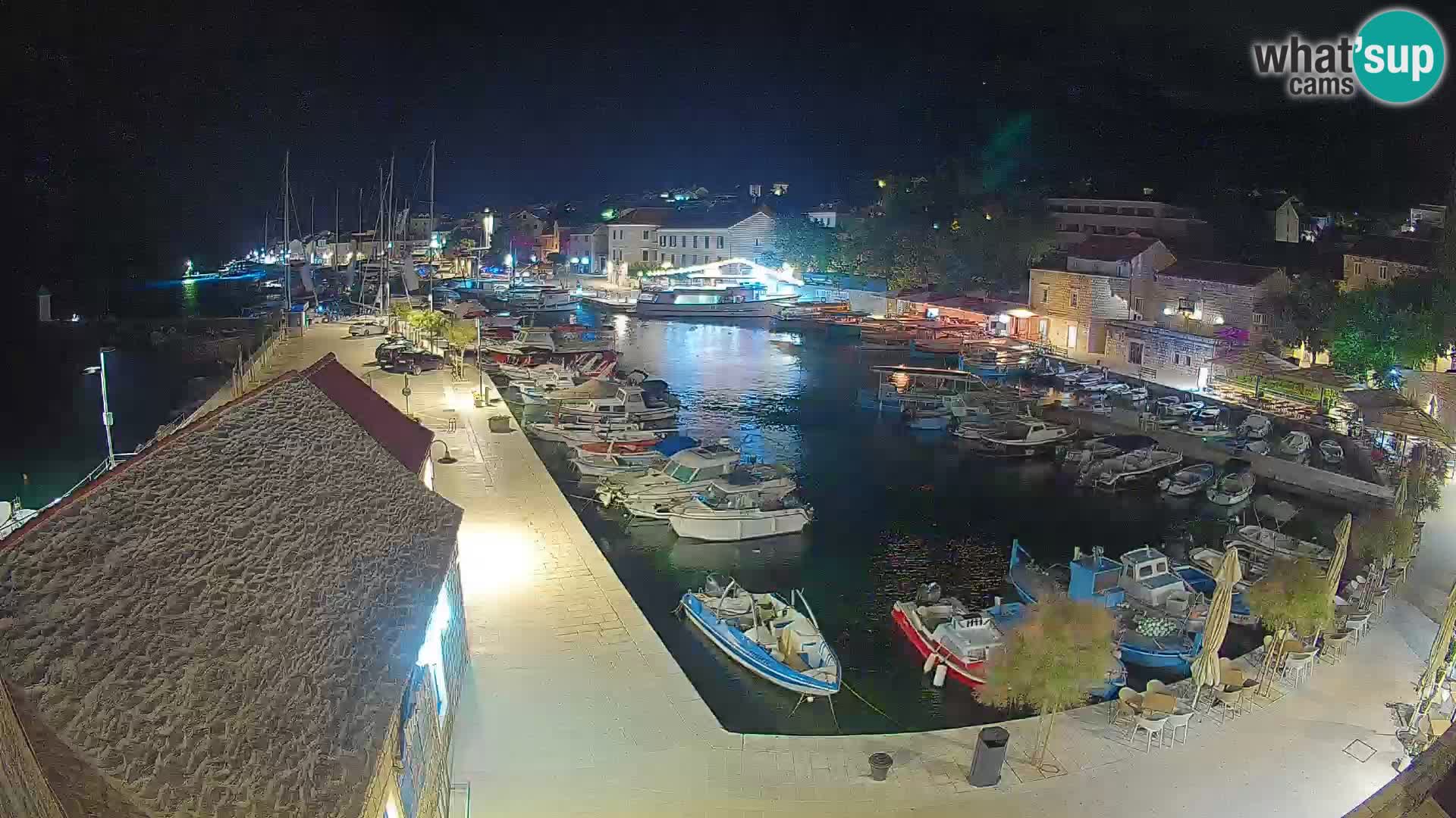 Spletna kamera Bol pristanišče – Pogled v živo na Rivo in marino