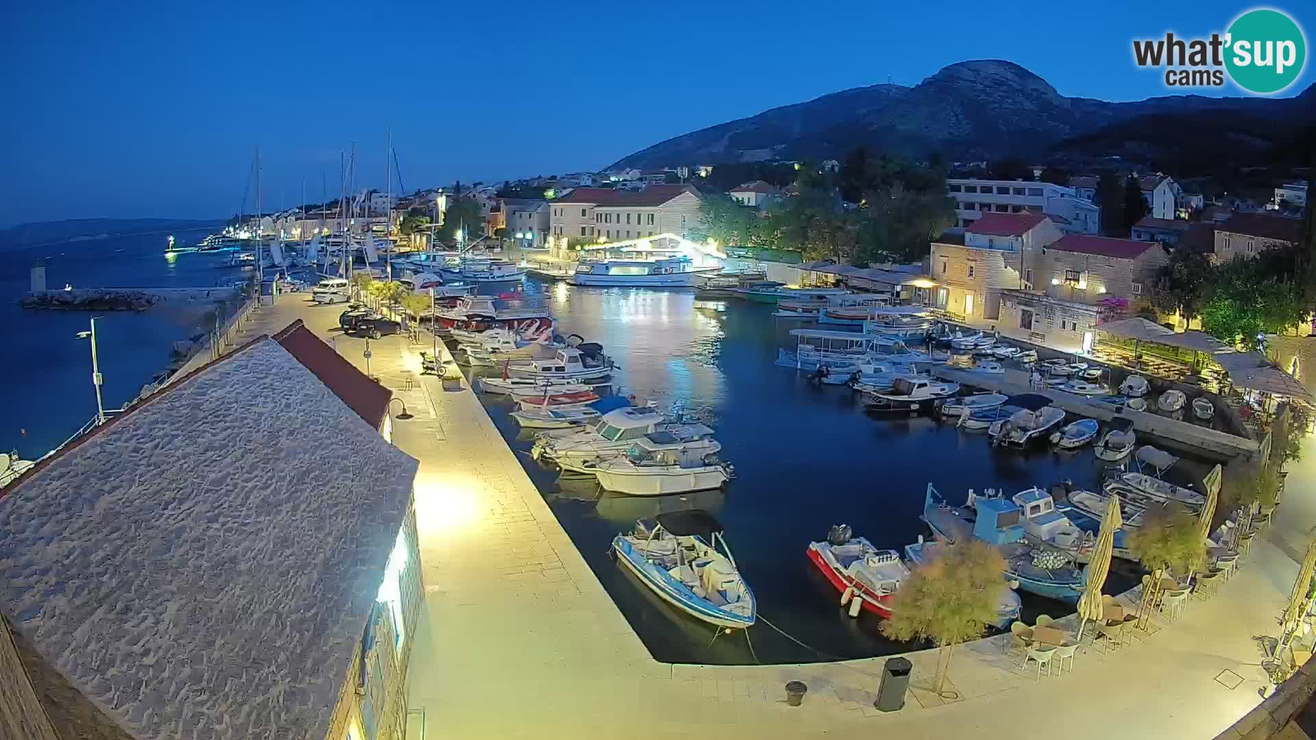 Spletna kamera Bol pristanišče – Pogled v živo na Rivo in marino