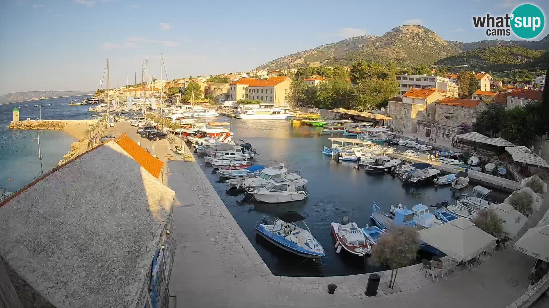 Web kamera Bol Riva – Pogled uživo na luku i marinu