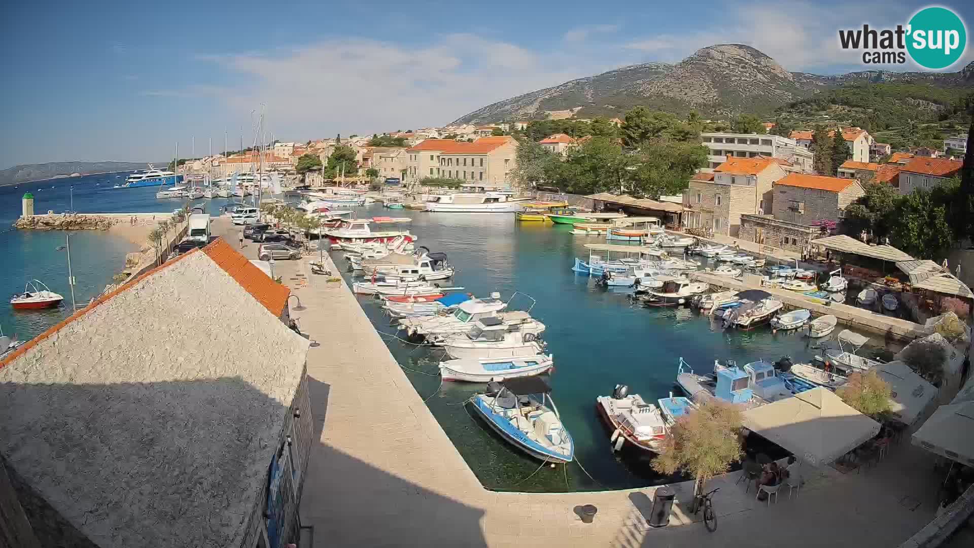 Spletna kamera Bol pristanišče – Pogled v živo na Rivo in marino