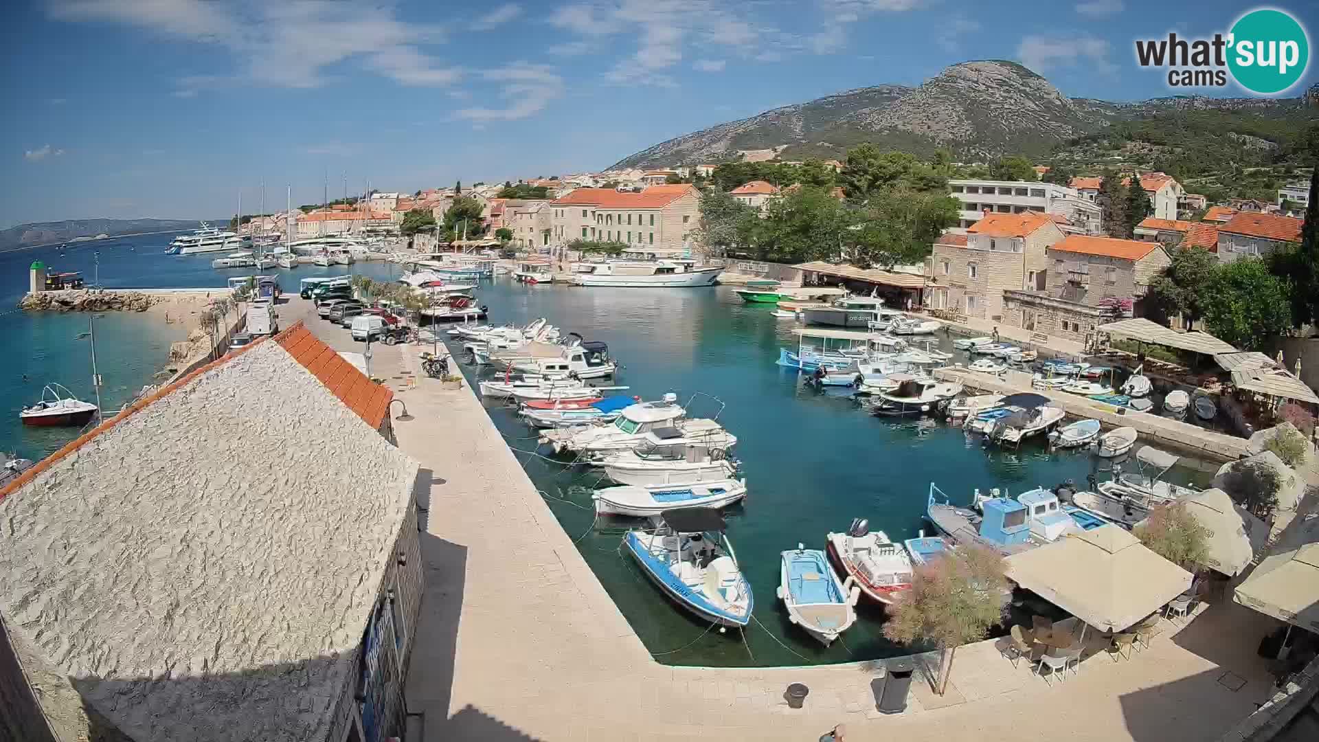 Spletna kamera Bol pristanišče – Pogled v živo na Rivo in marino