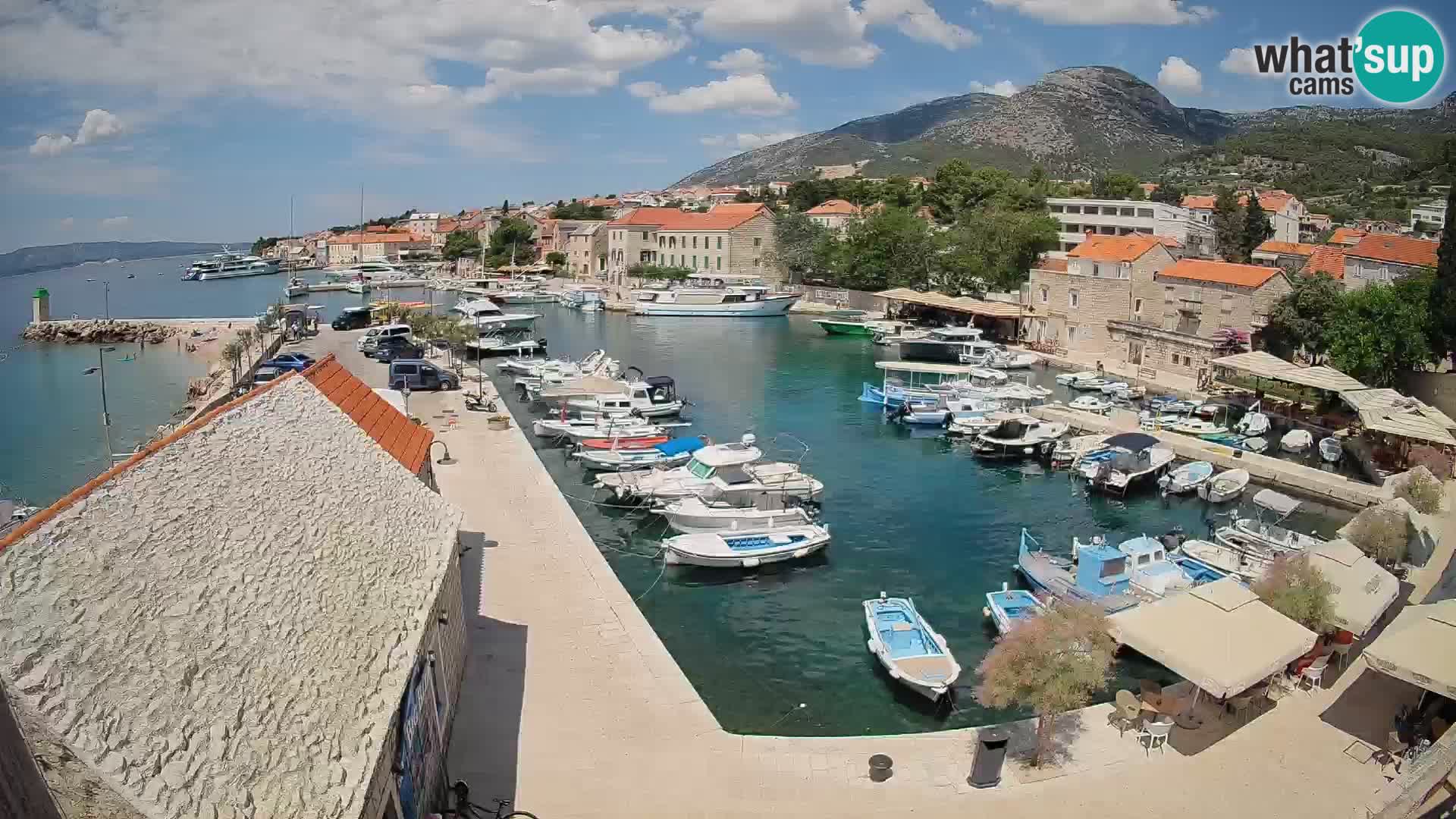 Web kamera Bol Riva – Pogled uživo na luku i marinu