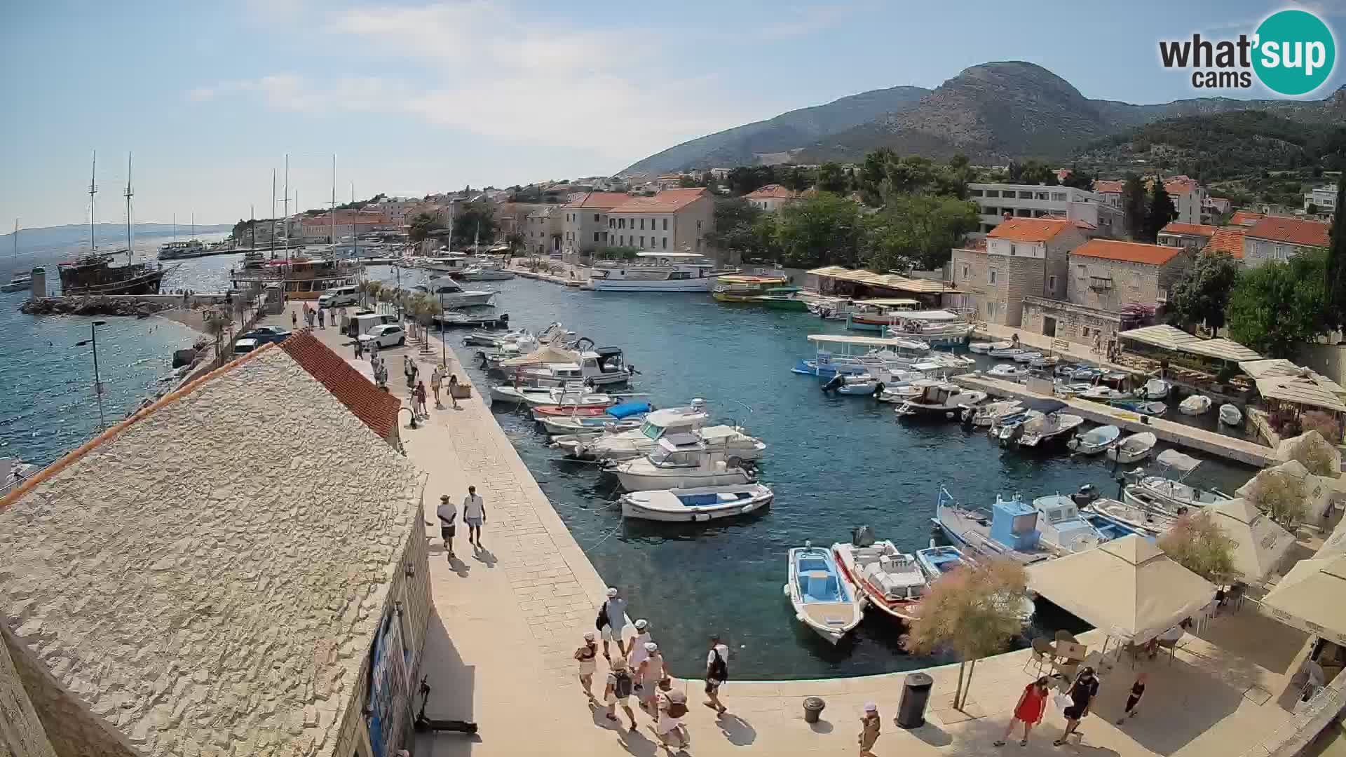 Spletna kamera Bol pristanišče – Pogled v živo na Rivo in marino