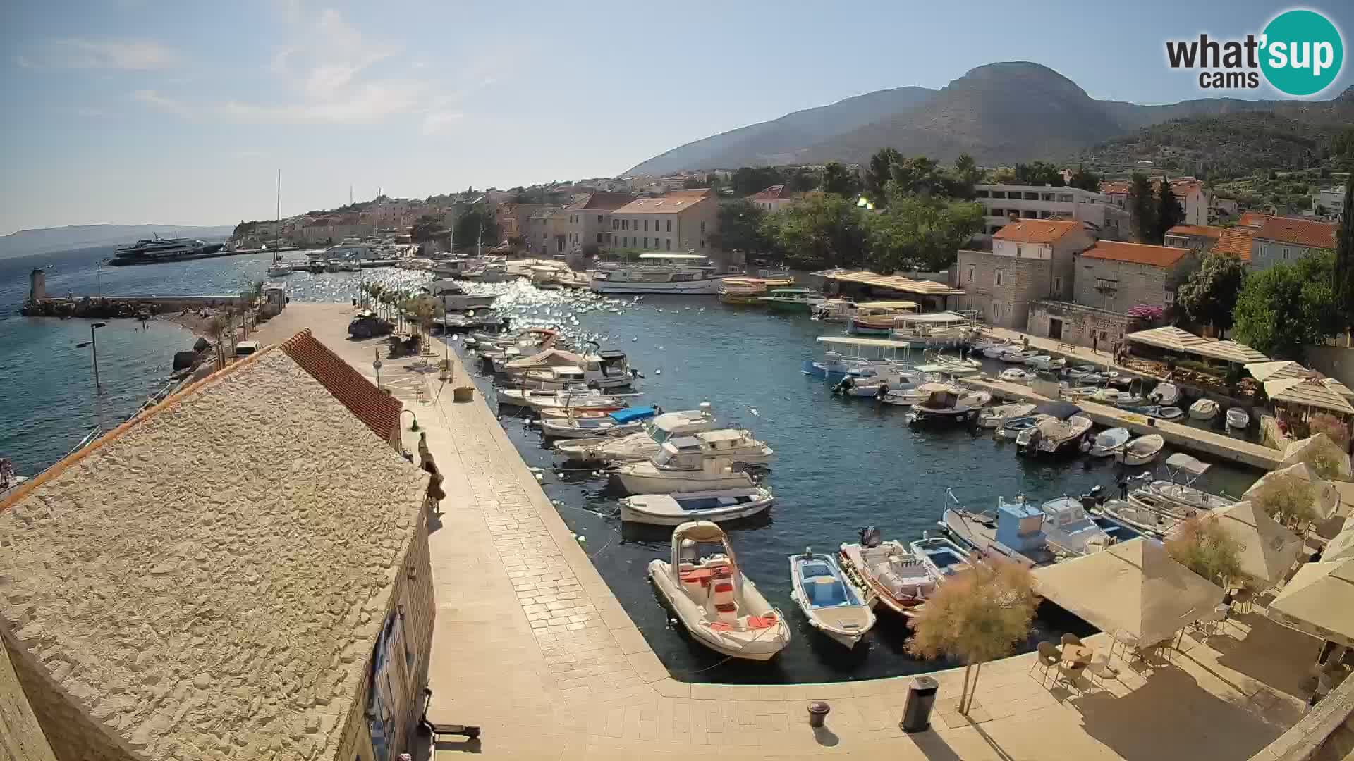 Spletna kamera Bol pristanišče – Pogled v živo na Rivo in marino