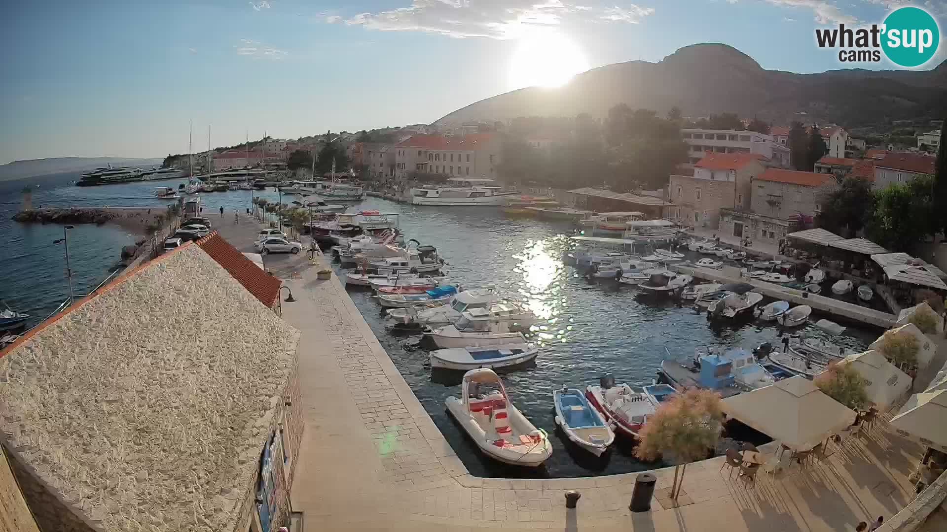 Spletna kamera Bol pristanišče – Pogled v živo na Rivo in marino