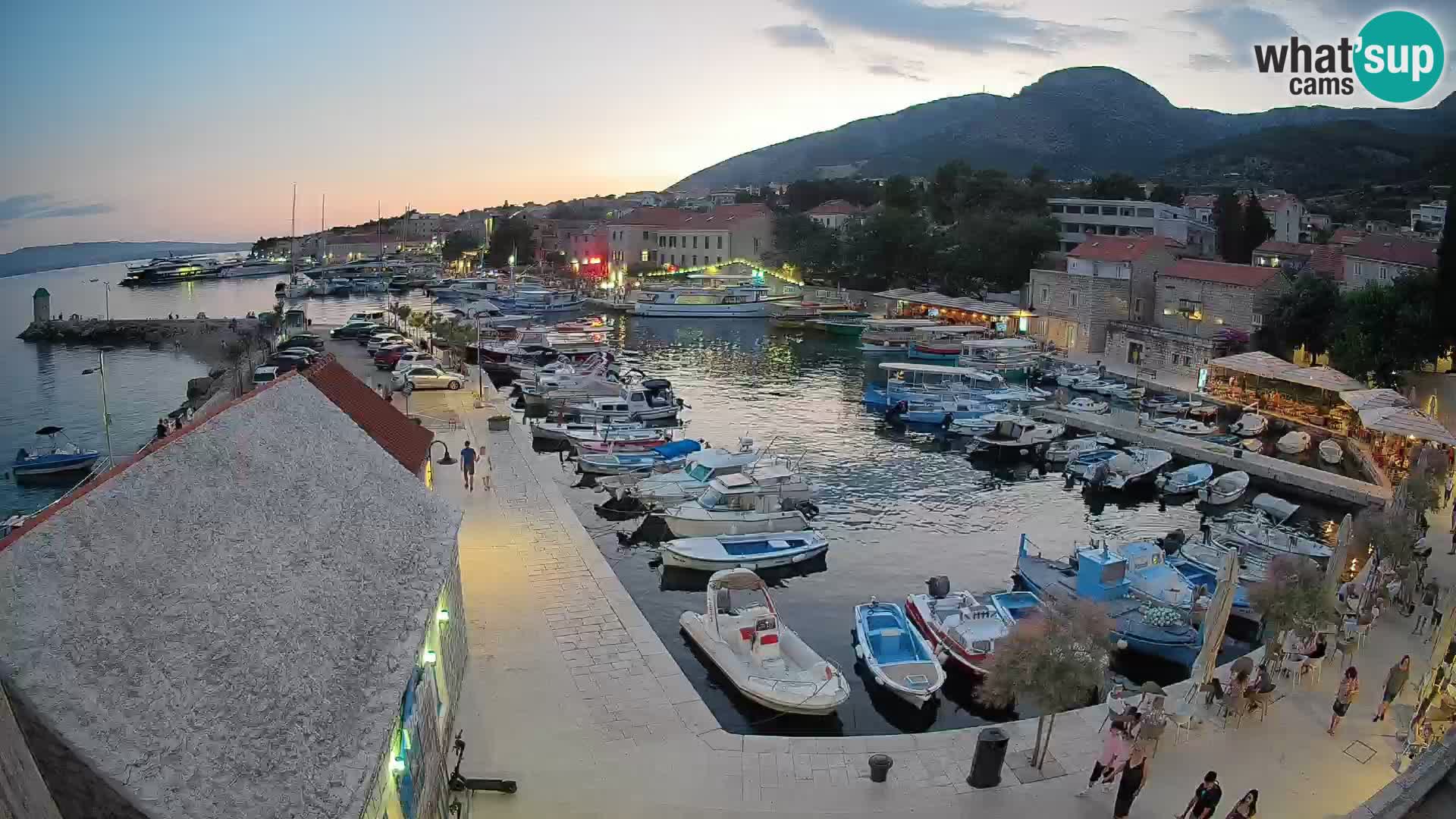Spletna kamera Bol pristanišče – Pogled v živo na Rivo in marino