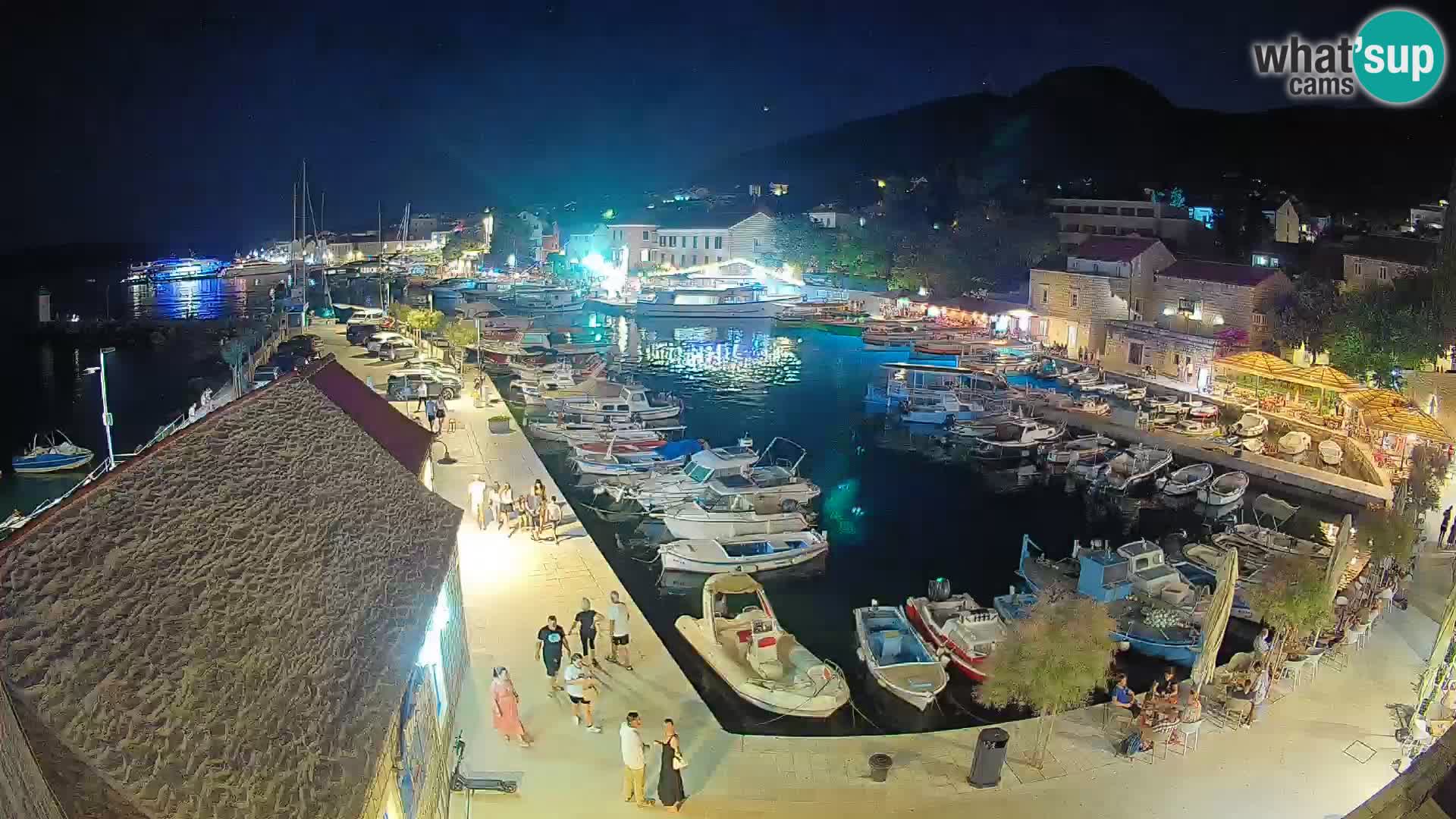 Web kamera Bol Riva – Pogled uživo na luku i marinu