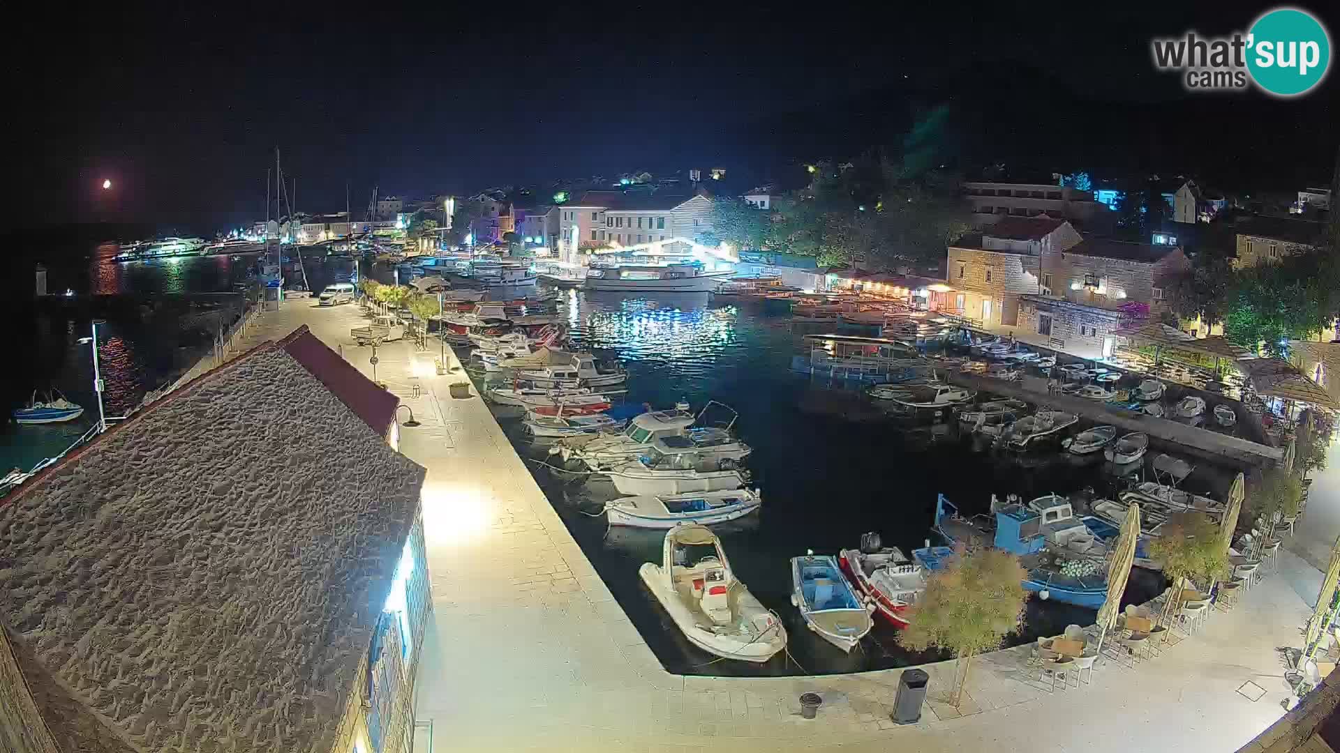 Spletna kamera Bol pristanišče – Pogled v živo na Rivo in marino