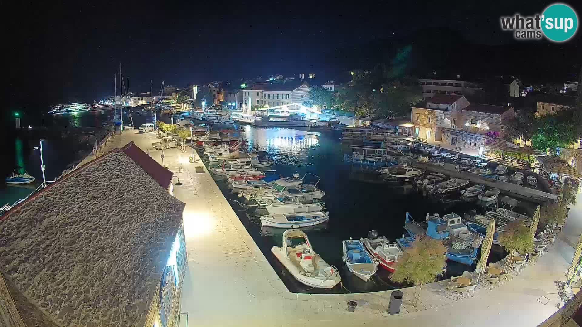 Web kamera Bol Riva – Pogled uživo na luku i marinu