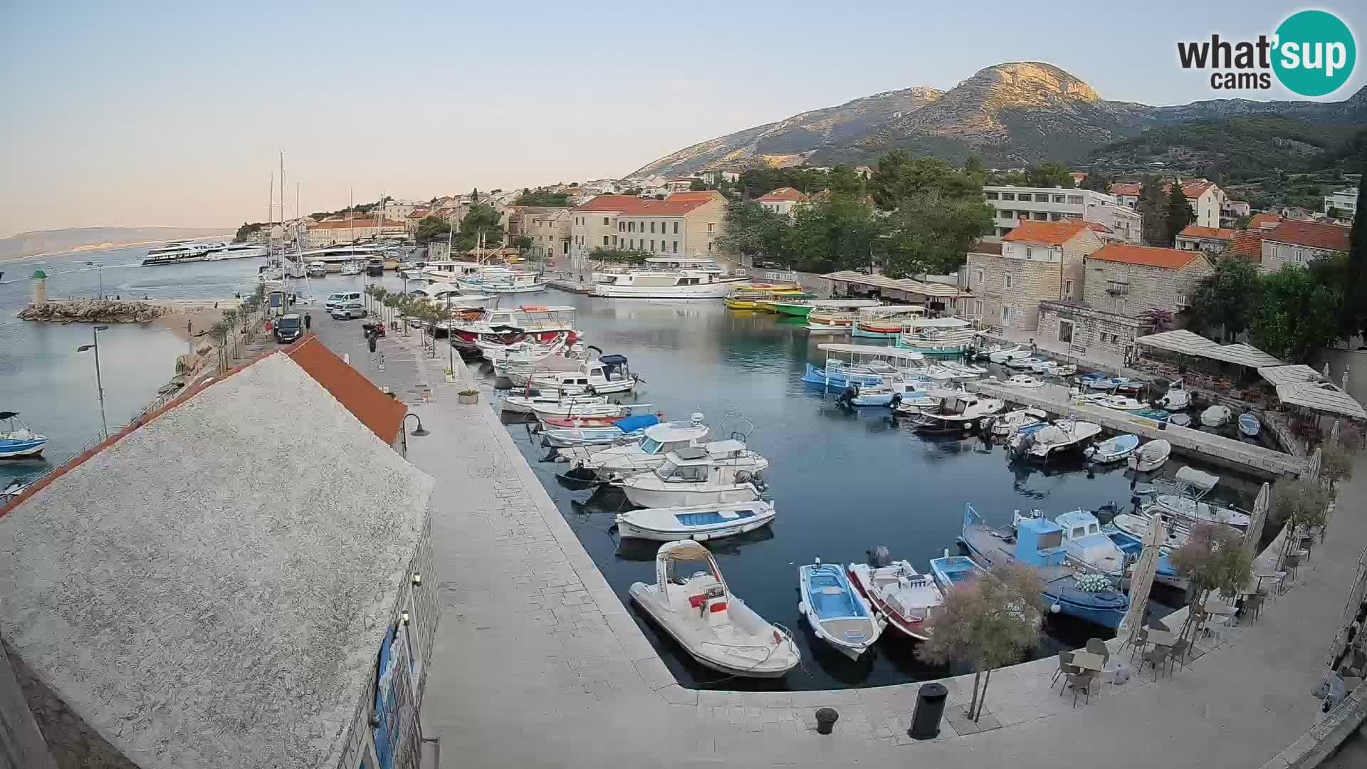 Spletna kamera Bol pristanišče – Pogled v živo na Rivo in marino