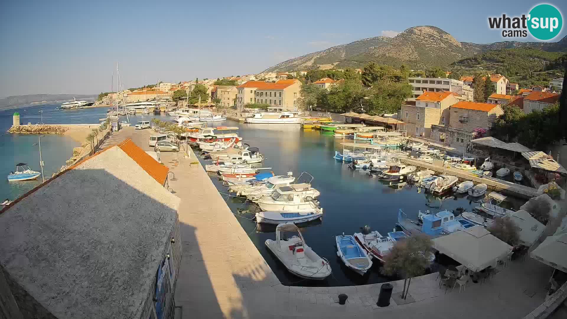 Spletna kamera Bol pristanišče – Pogled v živo na Rivo in marino