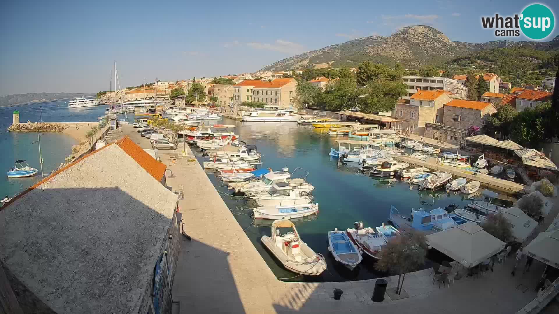 Web kamera Bol Riva – Pogled uživo na luku i marinu