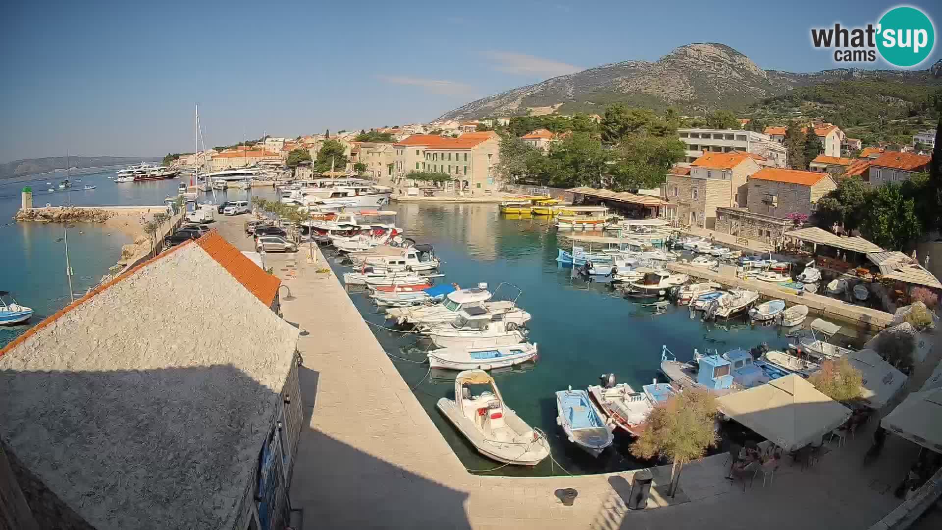 Spletna kamera Bol pristanišče – Pogled v živo na Rivo in marino