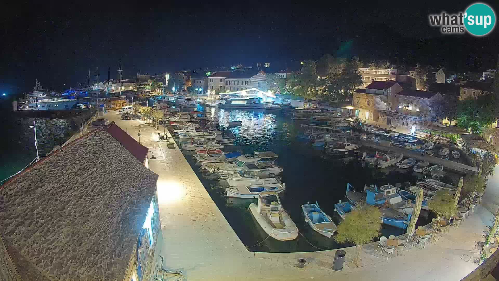 Spletna kamera Bol pristanišče – Pogled v živo na Rivo in marino