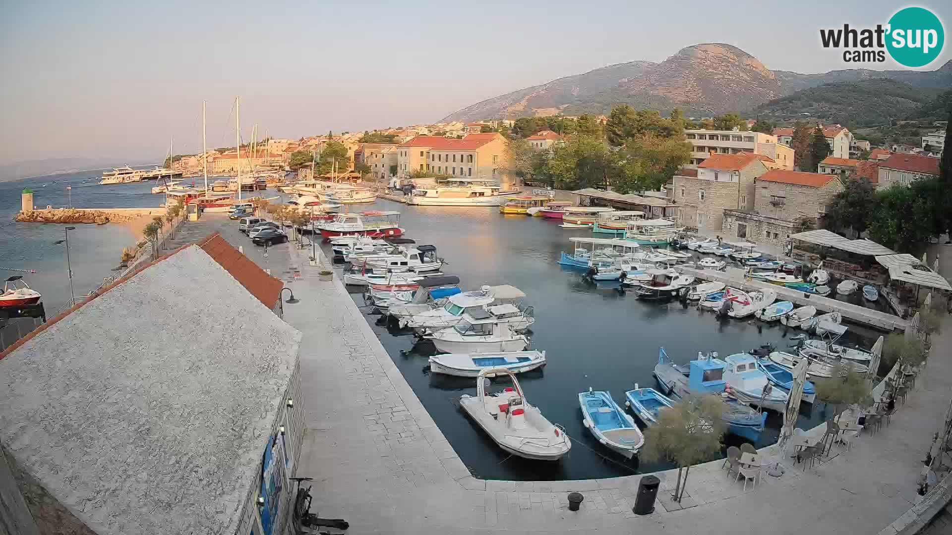 Web kamera Bol Riva – Pogled uživo na luku i marinu