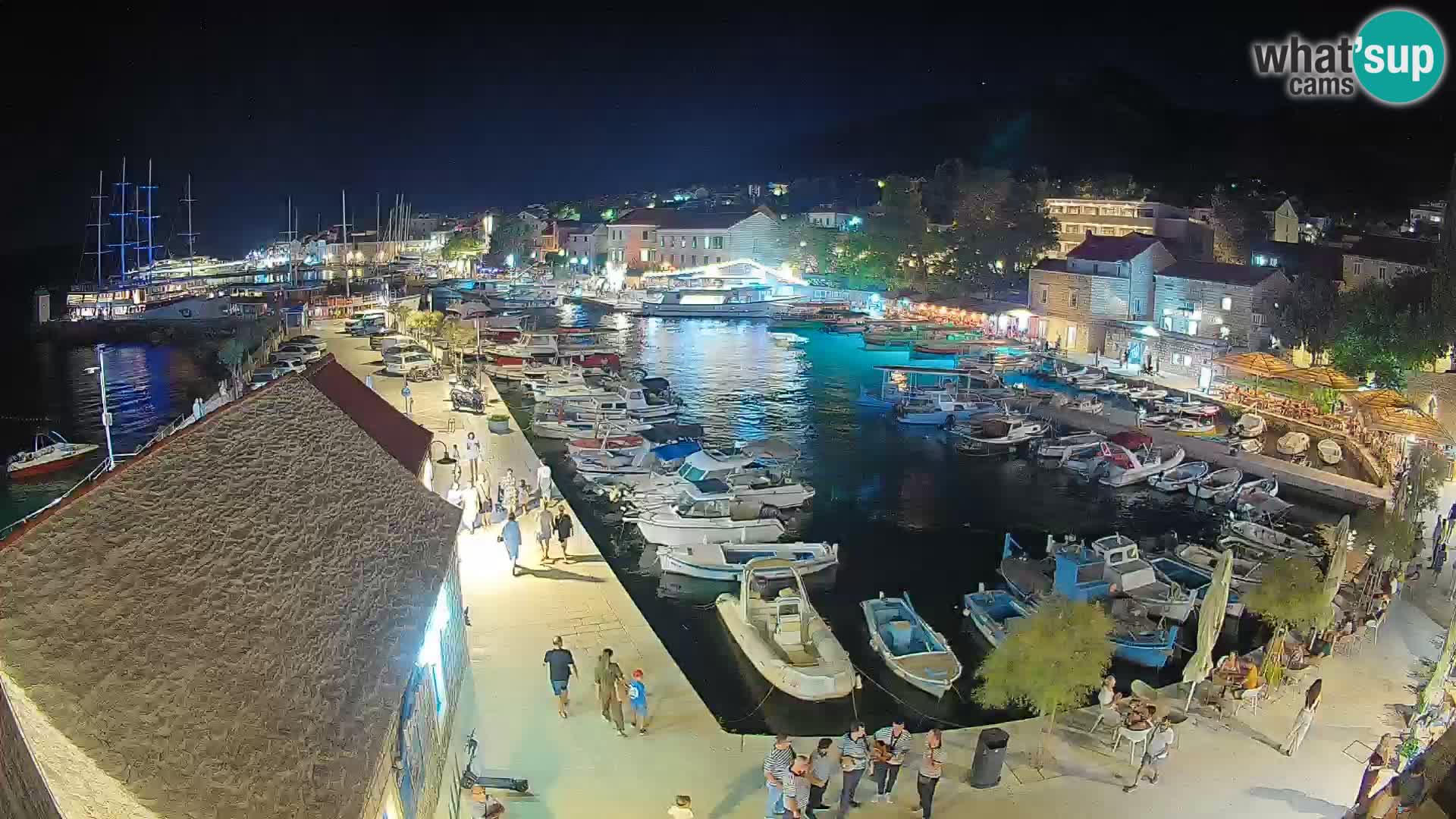 Spletna kamera Bol pristanišče – Pogled v živo na Rivo in marino