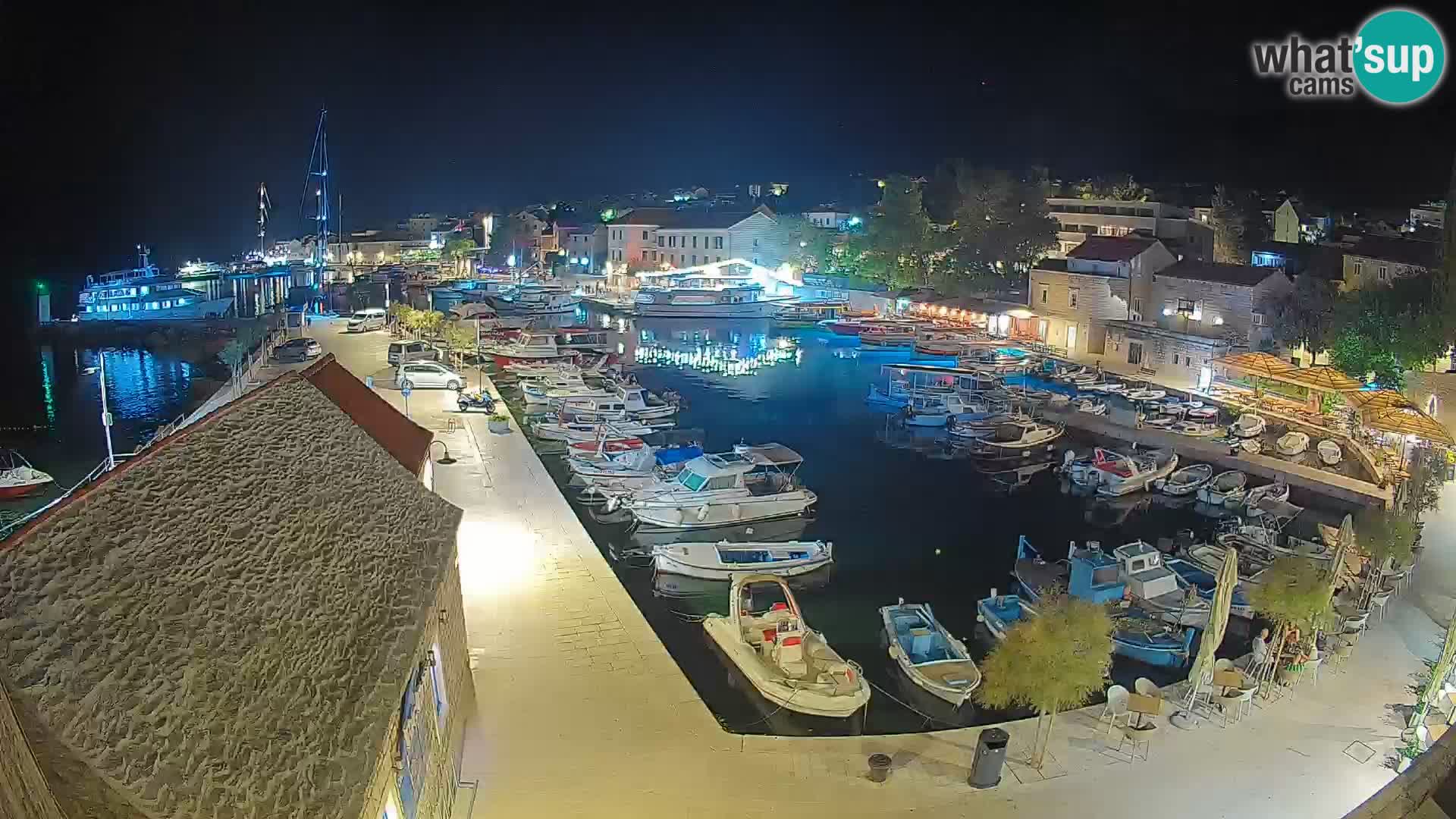 Spletna kamera Bol pristanišče – Pogled v živo na Rivo in marino