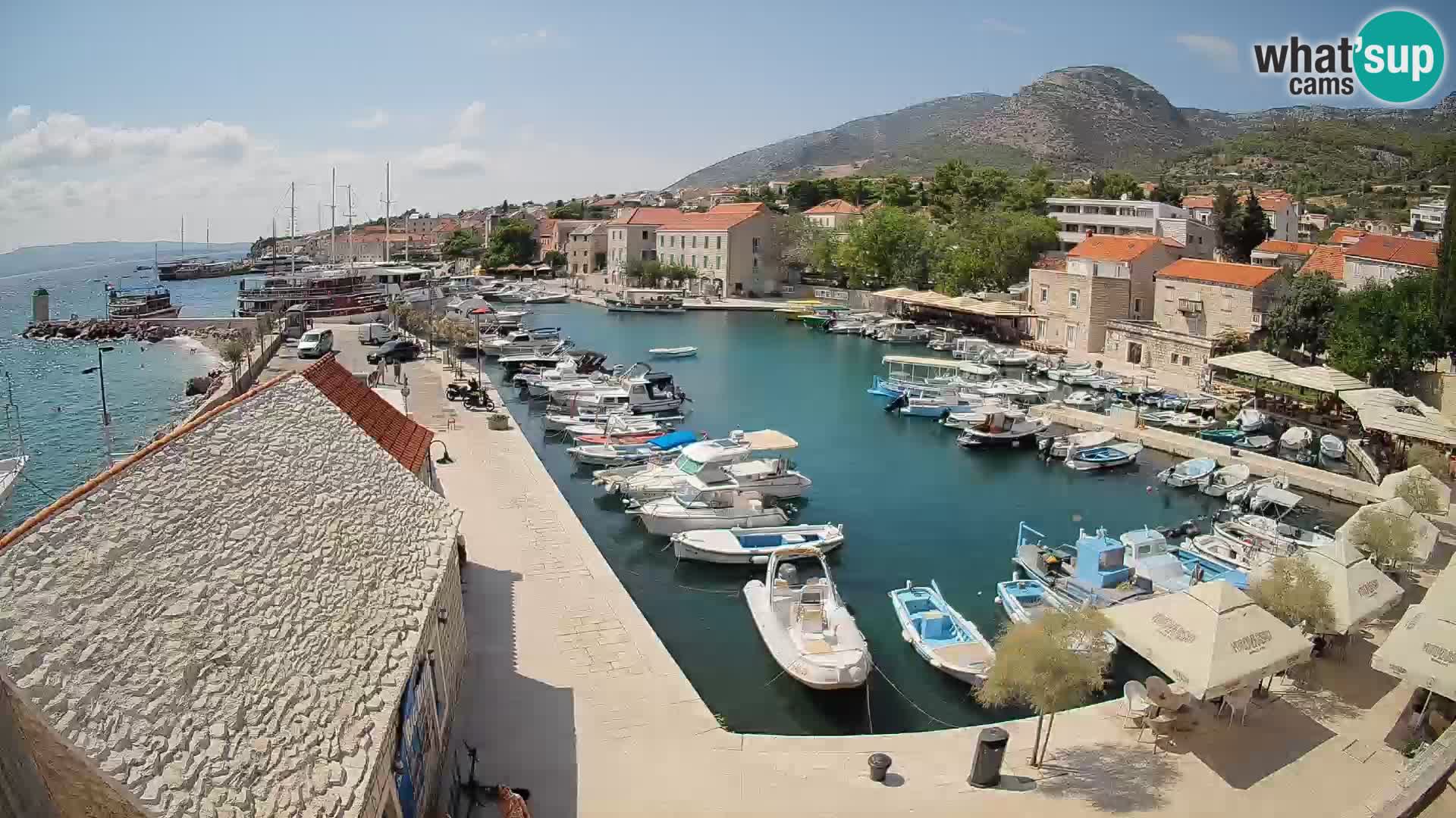 Spletna kamera Bol pristanišče – Pogled v živo na Rivo in marino