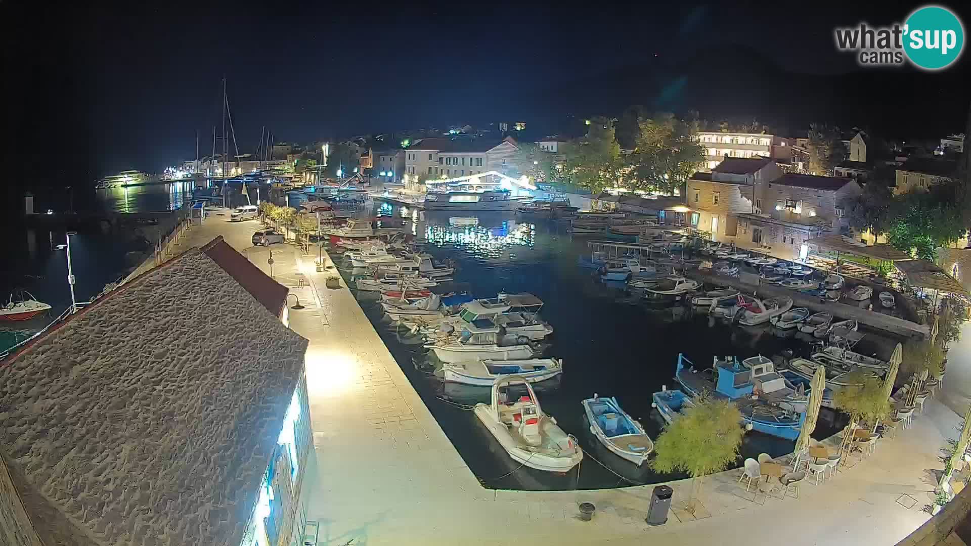 Spletna kamera Bol pristanišče – Pogled v živo na Rivo in marino