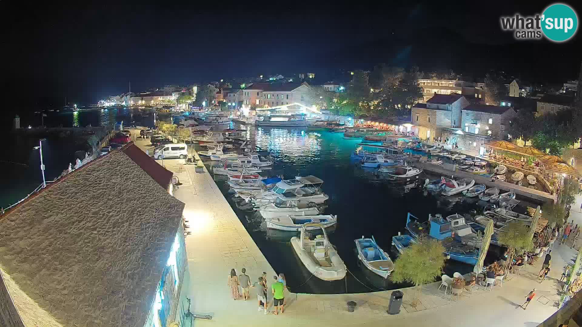 Spletna kamera Bol pristanišče – Pogled v živo na Rivo in marino