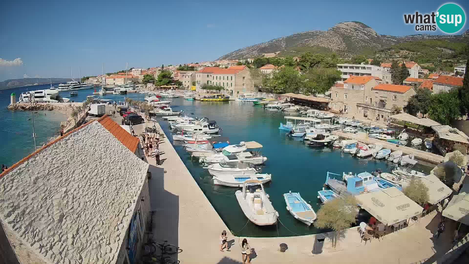 Spletna kamera Bol pristanišče – Pogled v živo na Rivo in marino