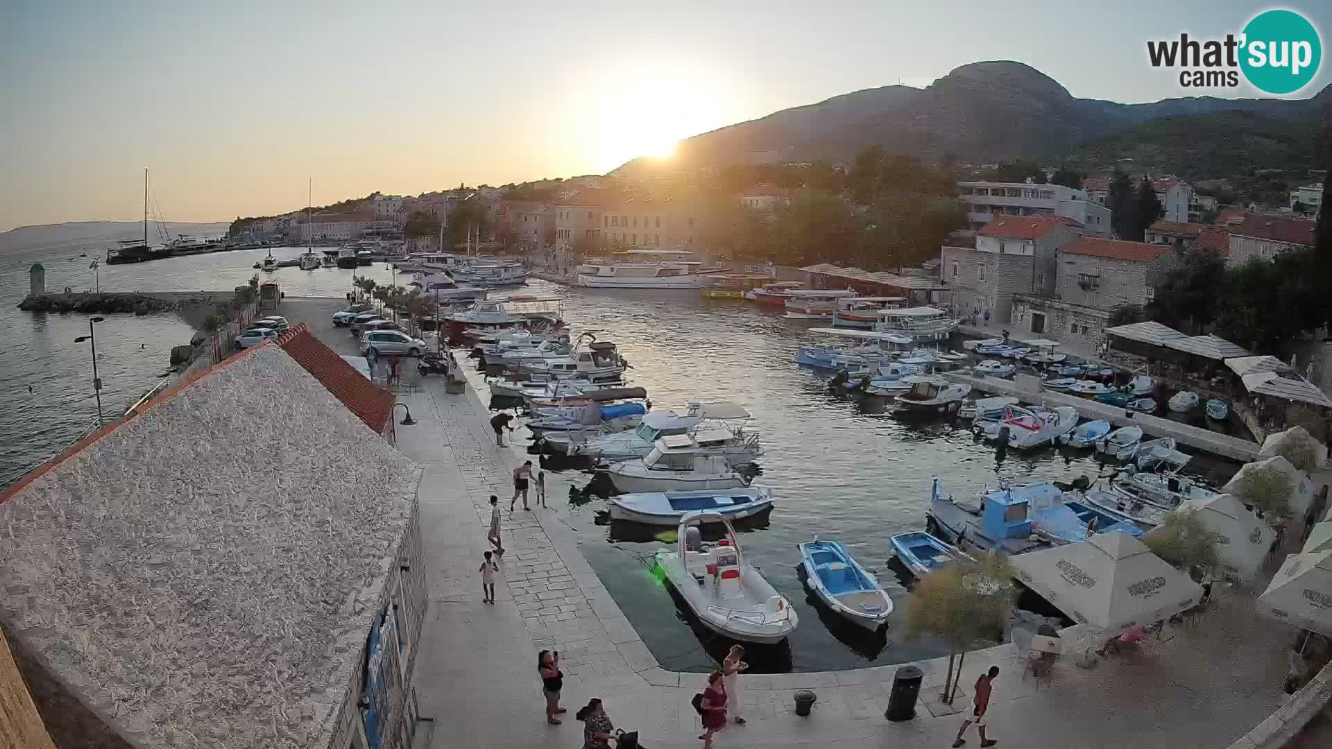 Web kamera Bol Riva – Pogled uživo na luku i marinu