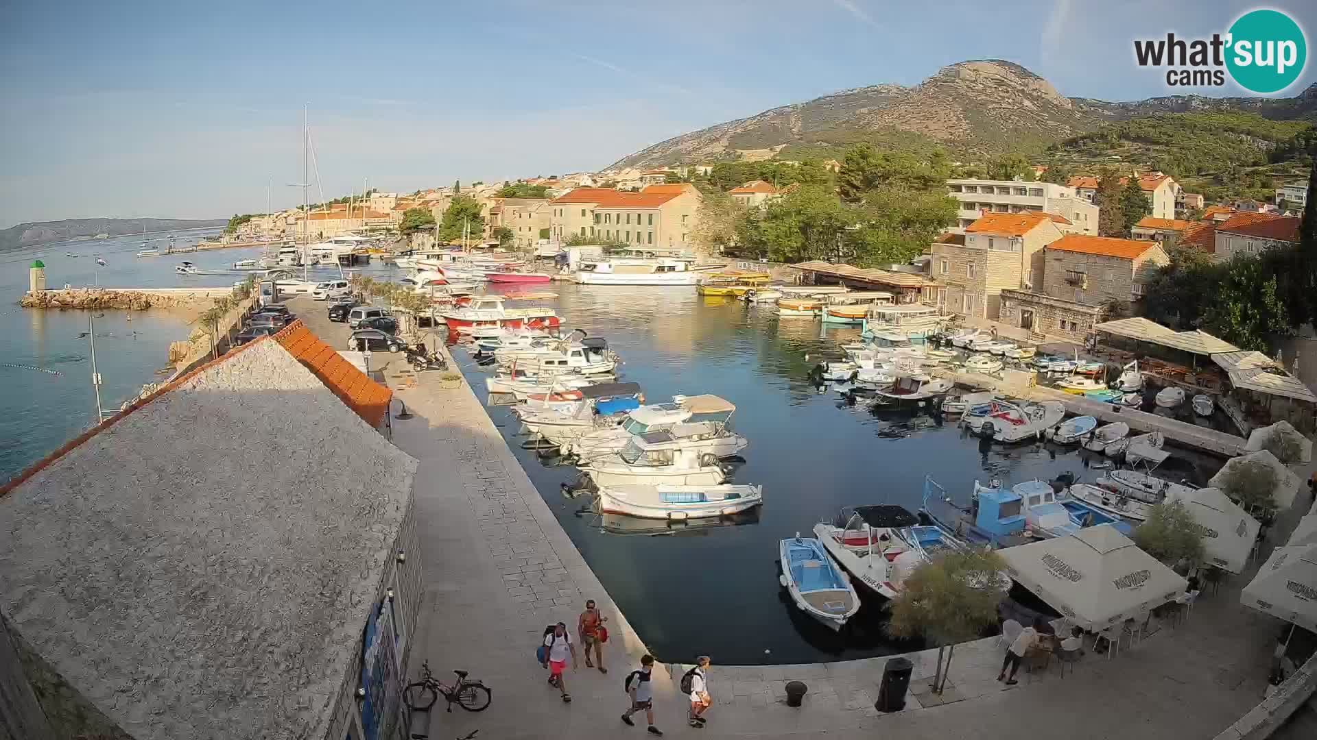Web kamera Bol Riva – Pogled uživo na luku i marinu
