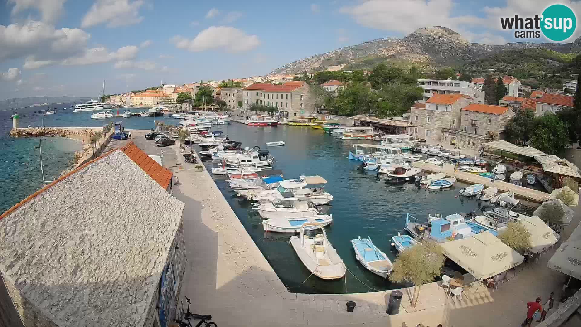 Spletna kamera Bol pristanišče – Pogled v živo na Rivo in marino
