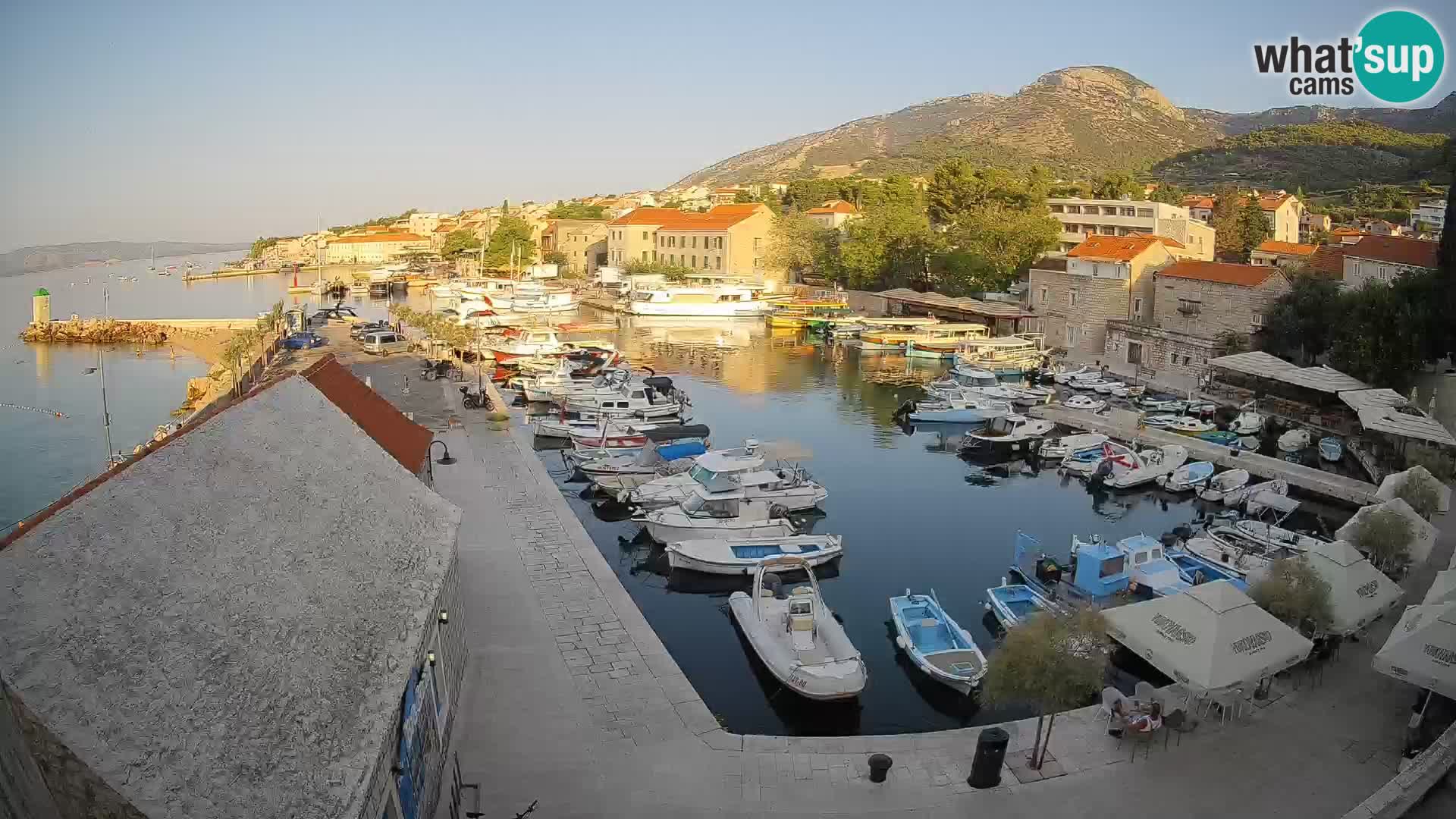 Spletna kamera Bol pristanišče – Pogled v živo na Rivo in marino