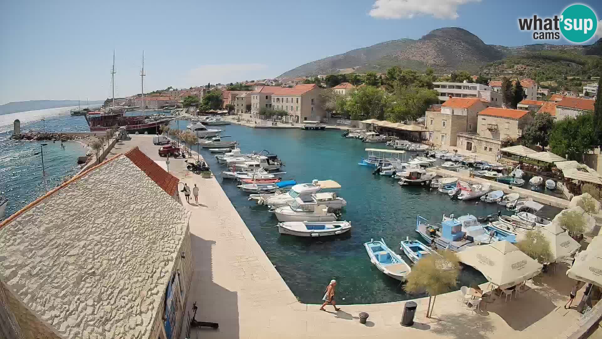 Web kamera Bol Riva – Pogled uživo na luku i marinu