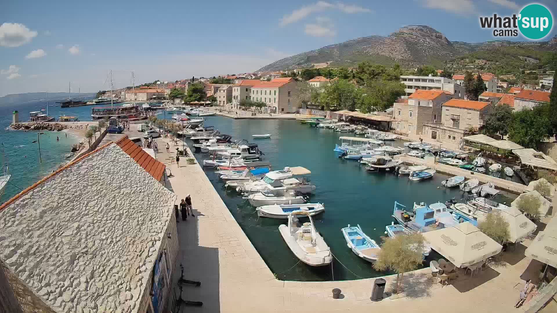 Spletna kamera Bol pristanišče – Pogled v živo na Rivo in marino
