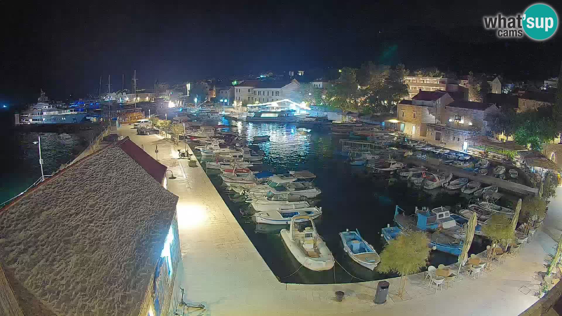 Spletna kamera Bol pristanišče – Pogled v živo na Rivo in marino