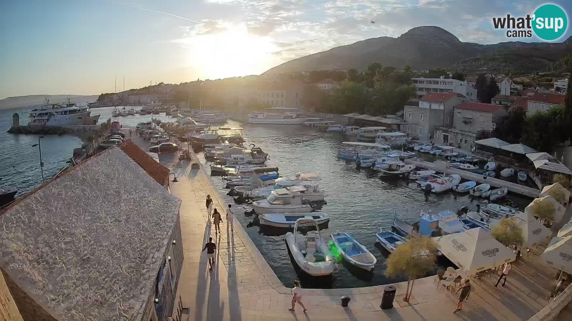 Spletna kamera Bol pristanišče – Pogled v živo na Rivo in marino