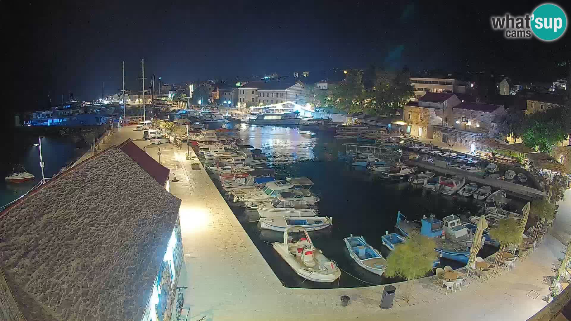 Spletna kamera Bol pristanišče – Pogled v živo na Rivo in marino