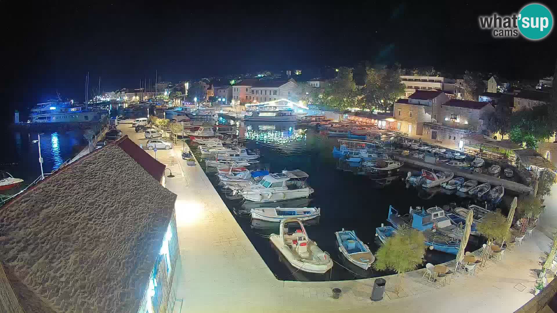Web kamera Bol Riva – Pogled uživo na luku i marinu