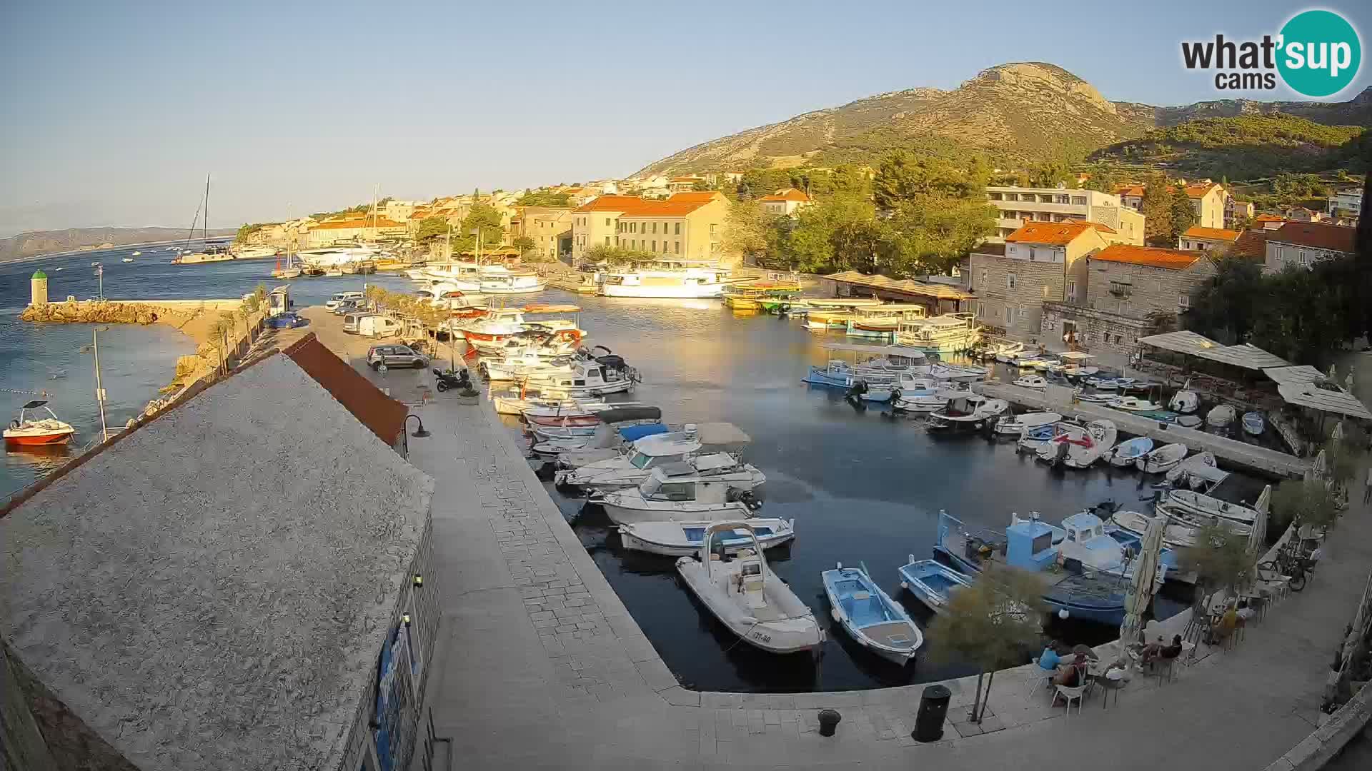 Web kamera Bol Riva – Pogled uživo na luku i marinu