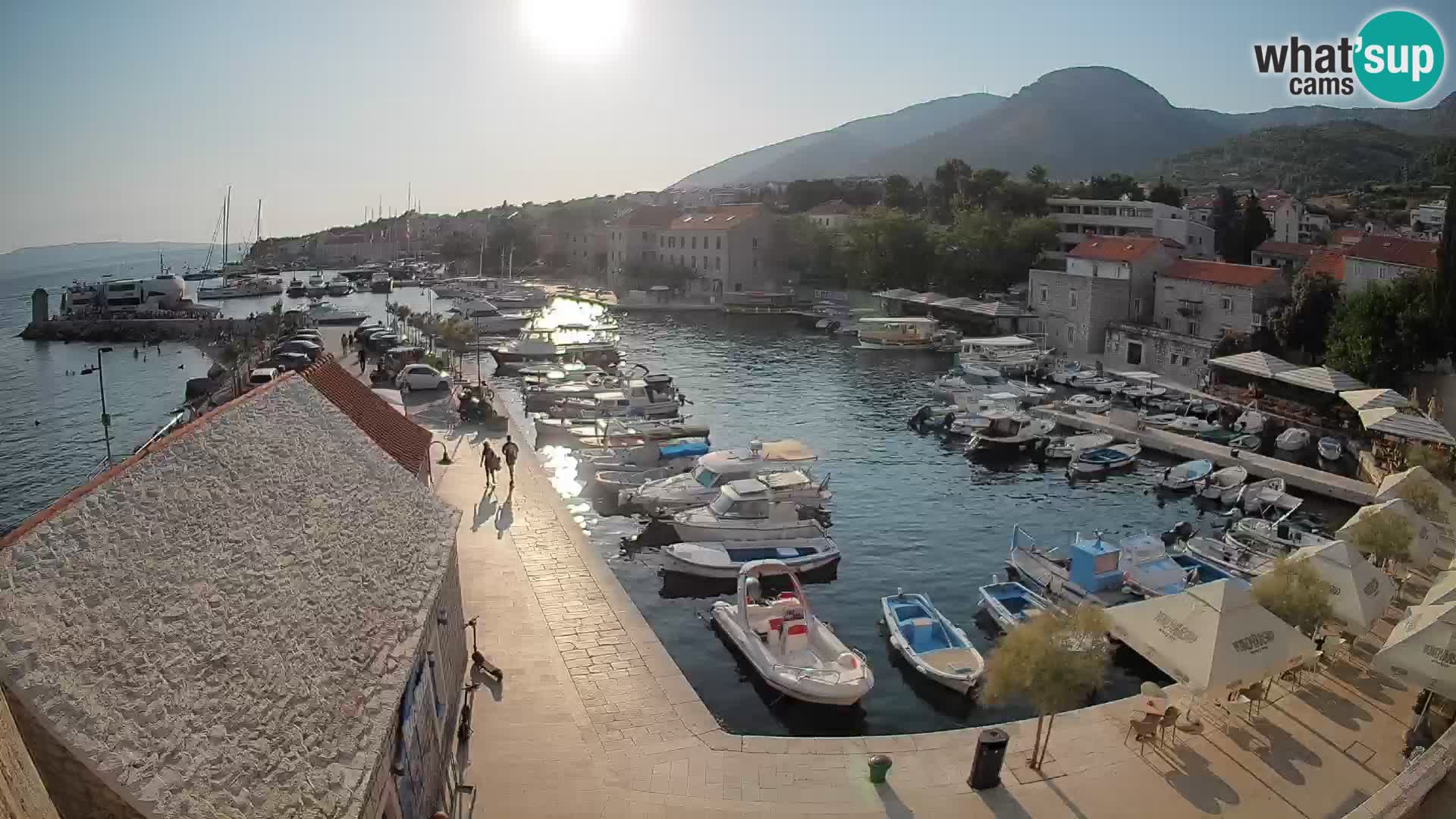 Web kamera Bol Riva – Pogled uživo na luku i marinu