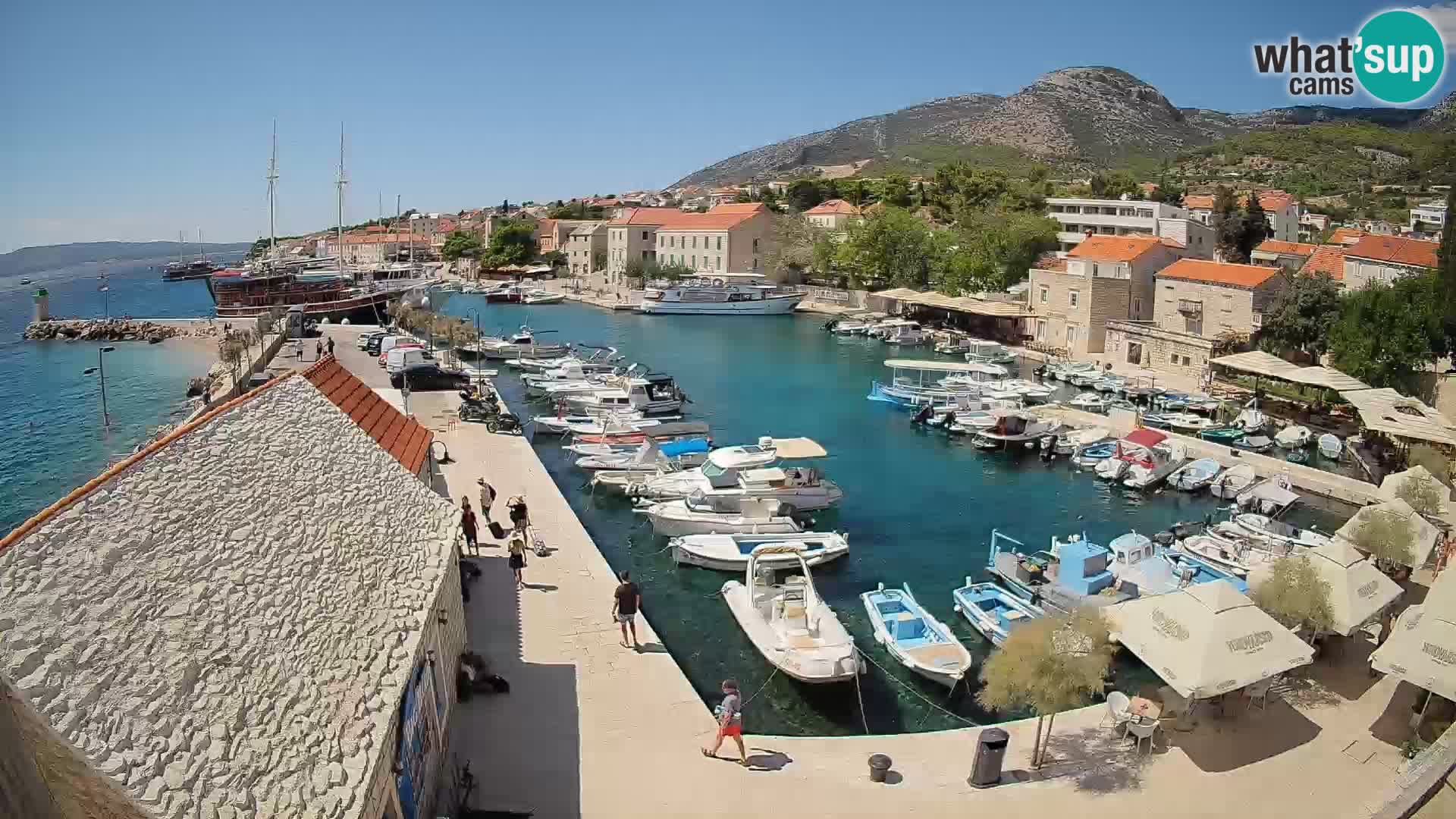 Web kamera Bol Riva – Pogled uživo na luku i marinu