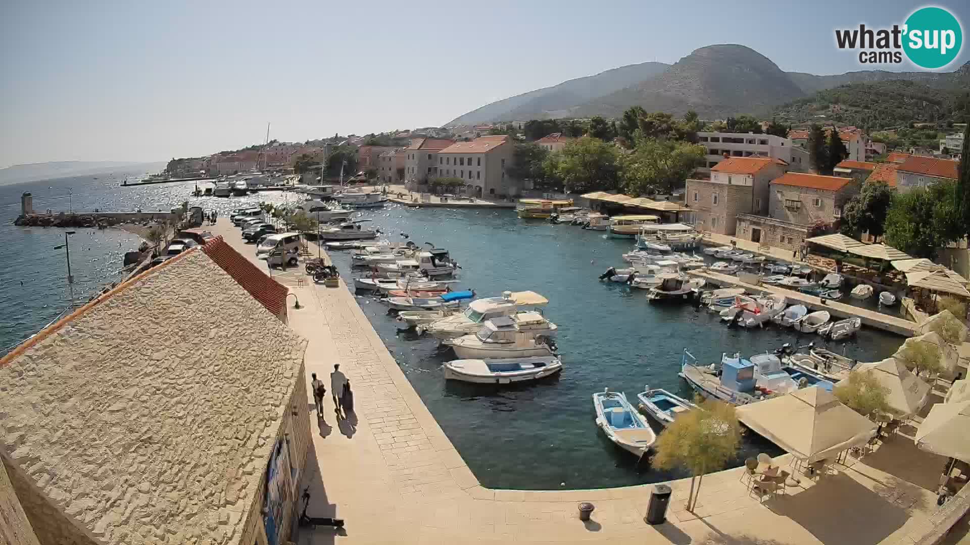 Spletna kamera Bol pristanišče – Pogled v živo na Rivo in marino