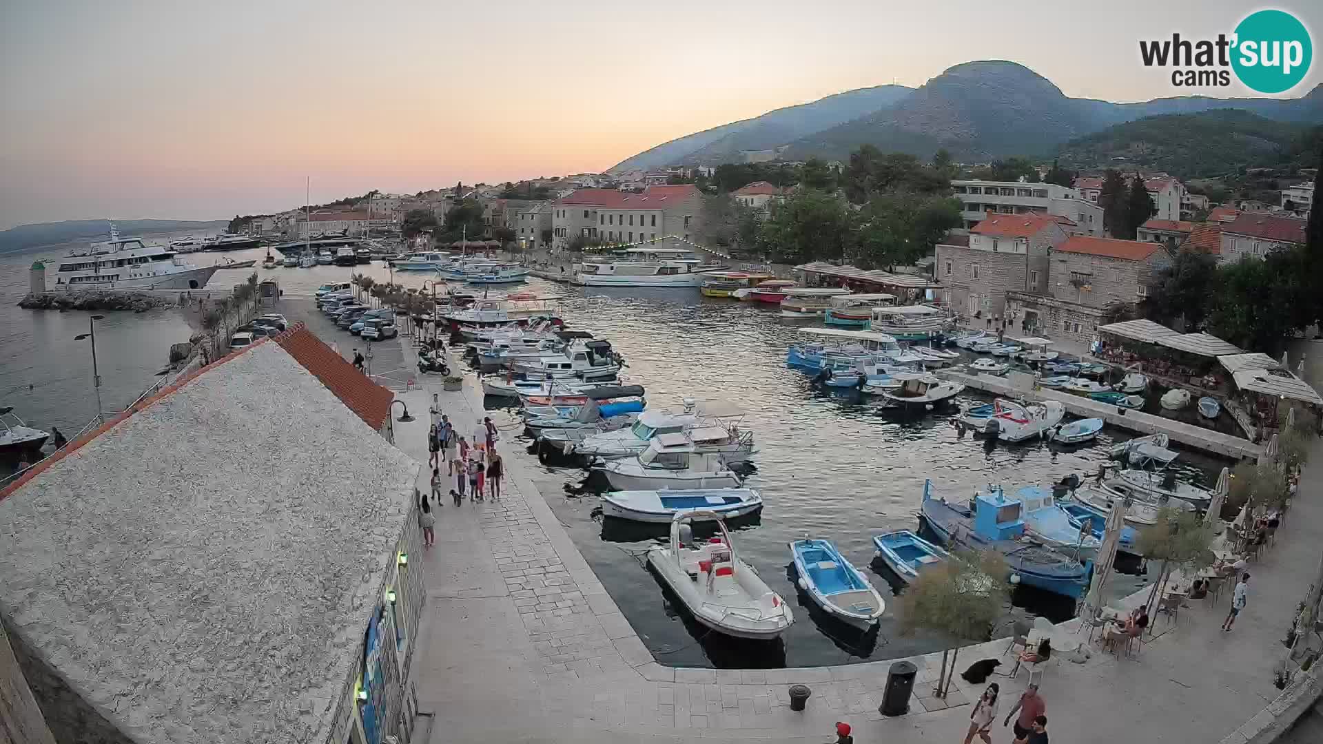Spletna kamera Bol pristanišče – Pogled v živo na Rivo in marino