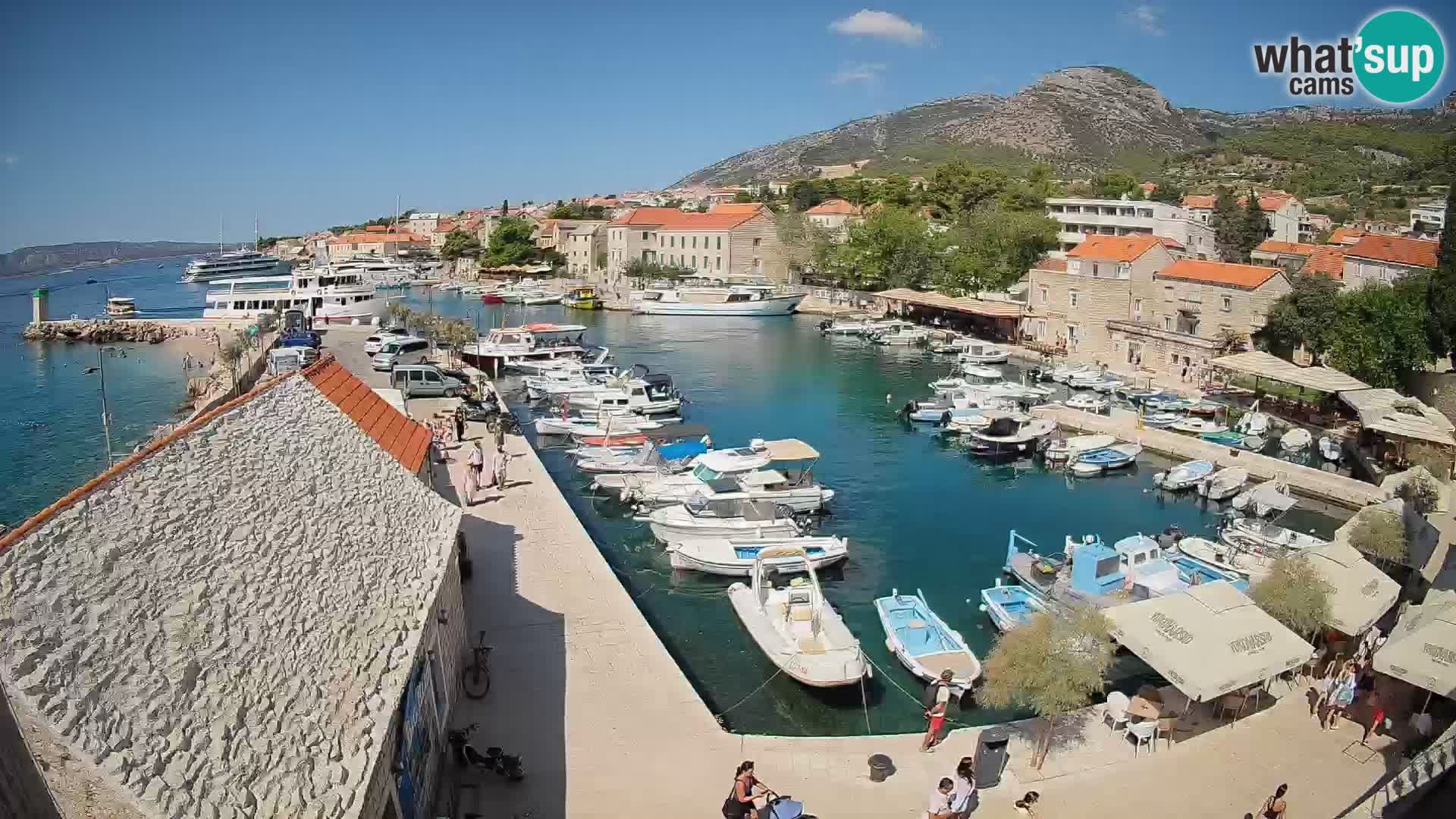 Spletna kamera Bol pristanišče – Pogled v živo na Rivo in marino