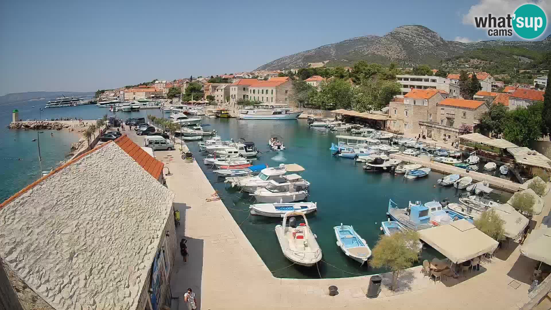 Spletna kamera Bol pristanišče – Pogled v živo na Rivo in marino