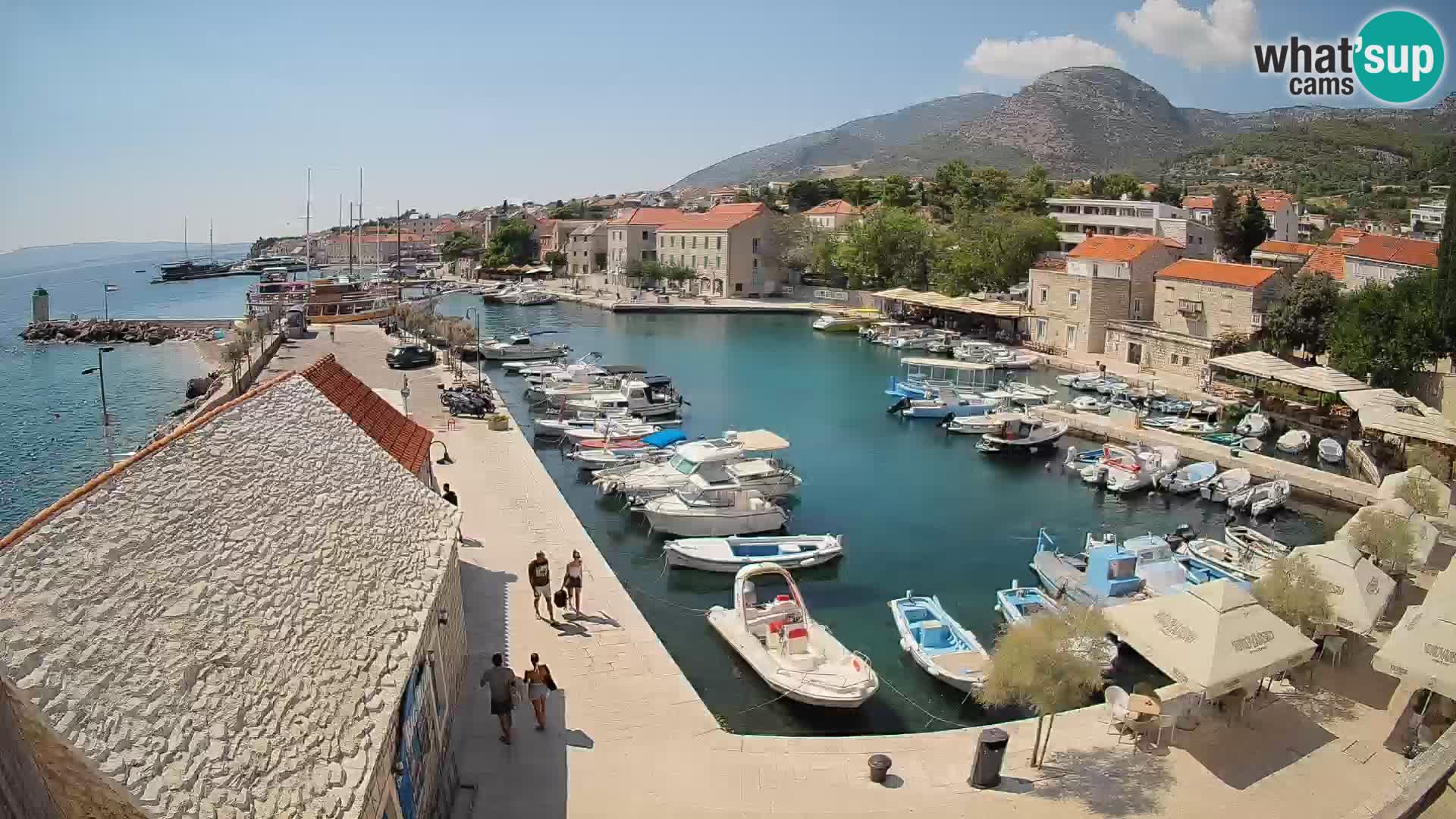 Spletna kamera Bol pristanišče – Pogled v živo na Rivo in marino