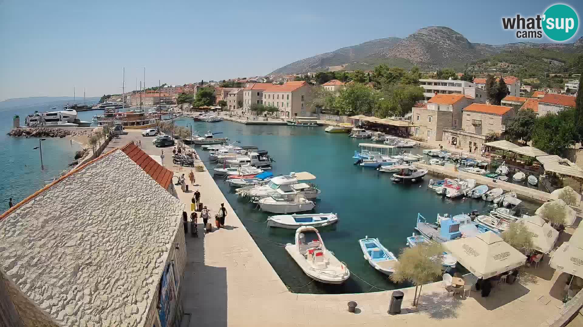 Spletna kamera Bol pristanišče – Pogled v živo na Rivo in marino