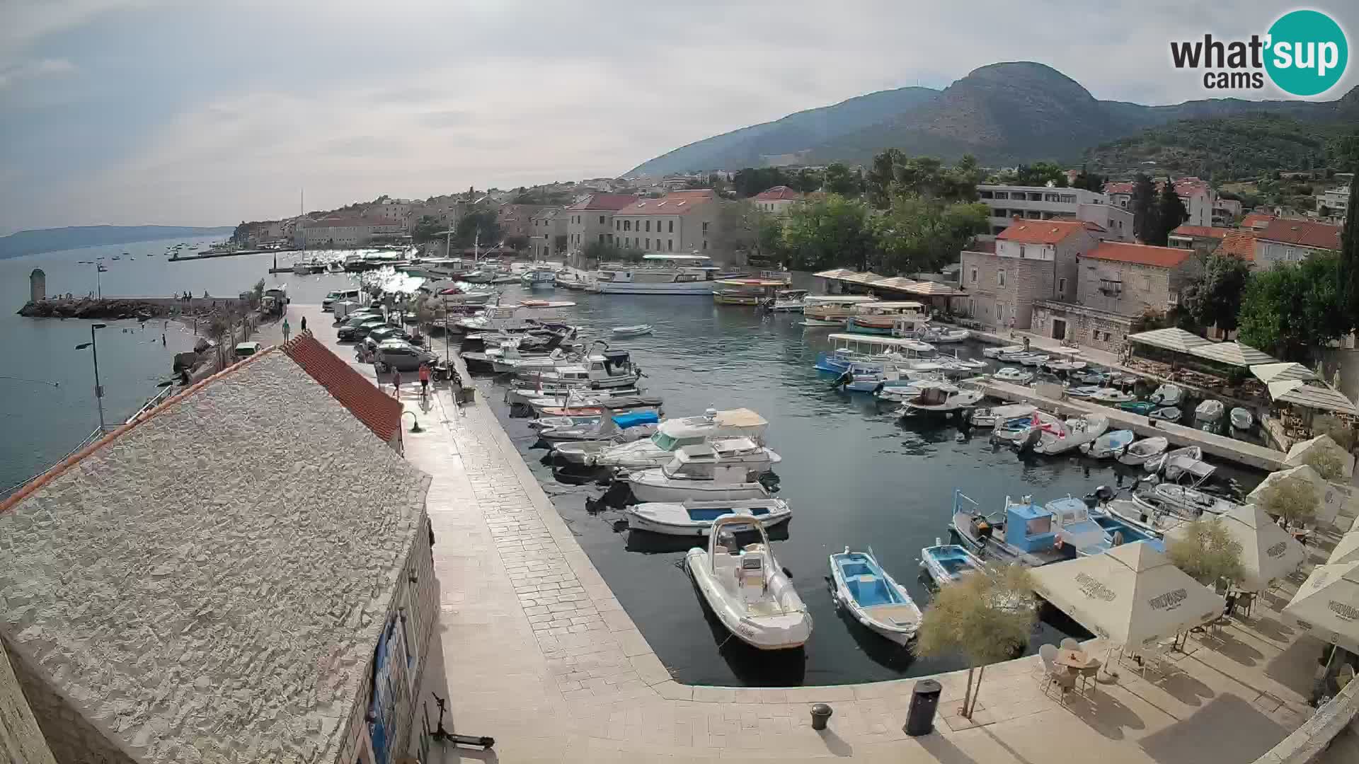 Web kamera Bol Riva – Pogled uživo na luku i marinu
