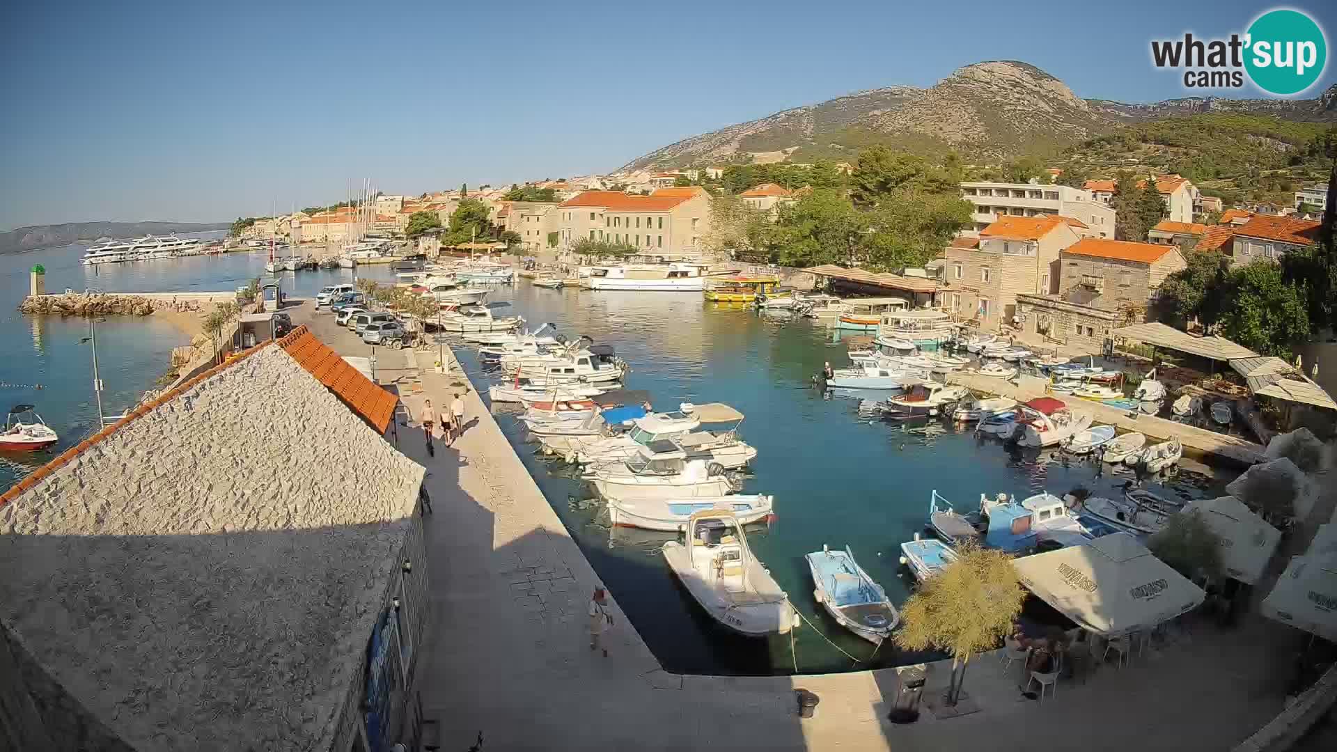 Web kamera Bol Riva – Pogled uživo na luku i marinu