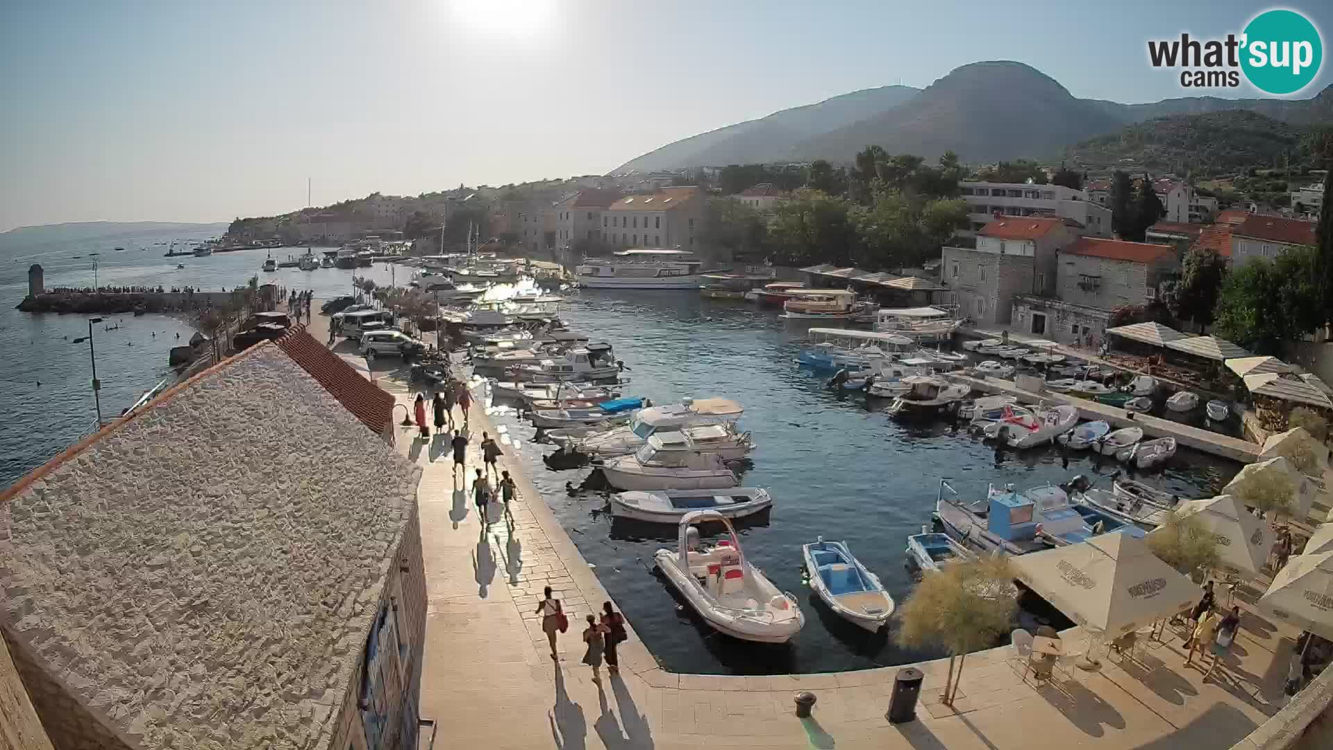 Web kamera Bol Riva – Pogled uživo na luku i marinu