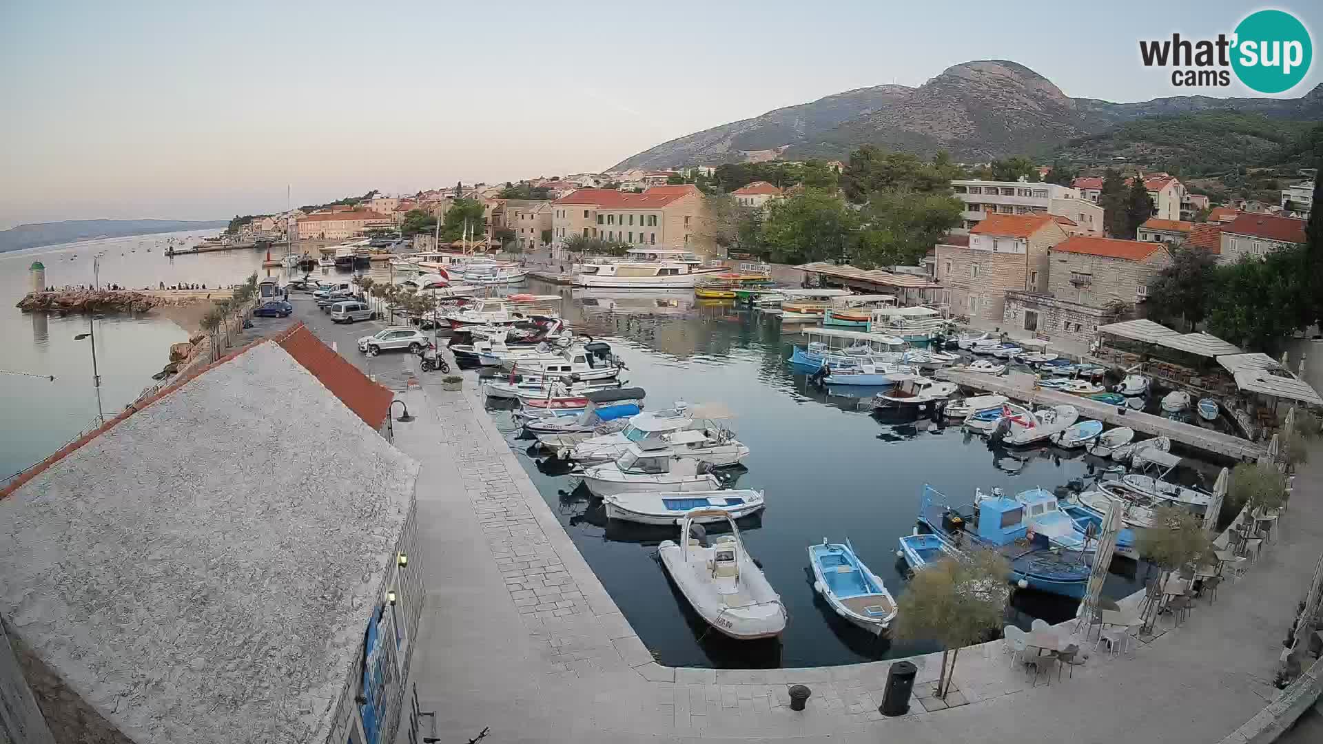 Web kamera Bol Riva – Pogled uživo na luku i marinu